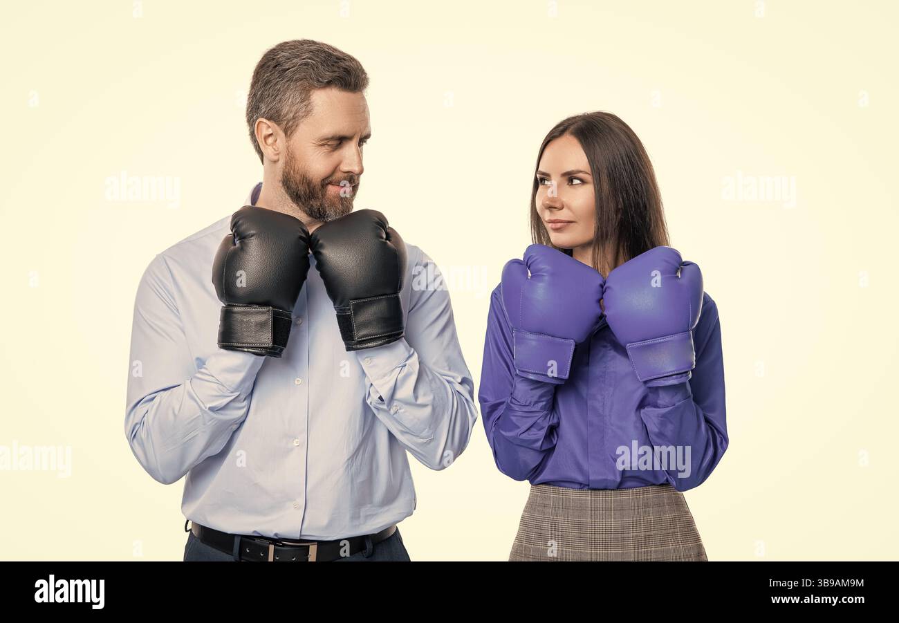 uomini d'affari in guanti da boxe isolati su bianco. concorrenza aziendale. impegnata in guerre dei prezzi. concorrenza aziendale tra partner commerciali Foto Stock