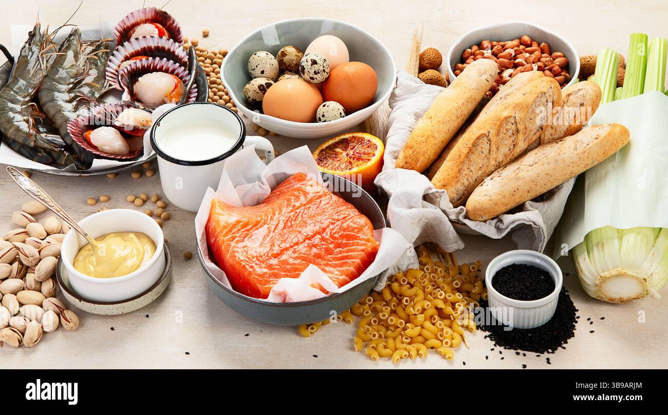 Concetto di cibo per allergie. Prodotti allergici assortiti Foto Stock