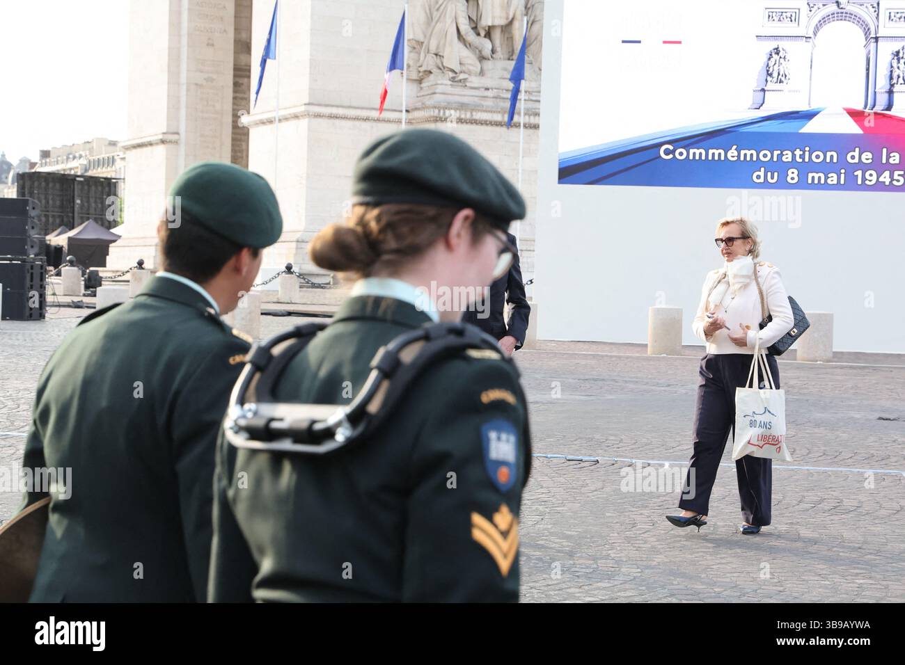 Laurence de Gaulle, moglie di Yves de Gaulle durante la cerimonia di posa della corona presso la tomba del Milite Ignoto a Parigi, in occasione del 80° anniversario della Vittoria dell'8 maggio 1945. Il capo di stato assegnò la Legion d'Onore a J.Daikhowski. Foto di Dominique Jacovides/Pool/ABACAPRESS.COM credito: Abaca Press/Alamy Live News Foto Stock