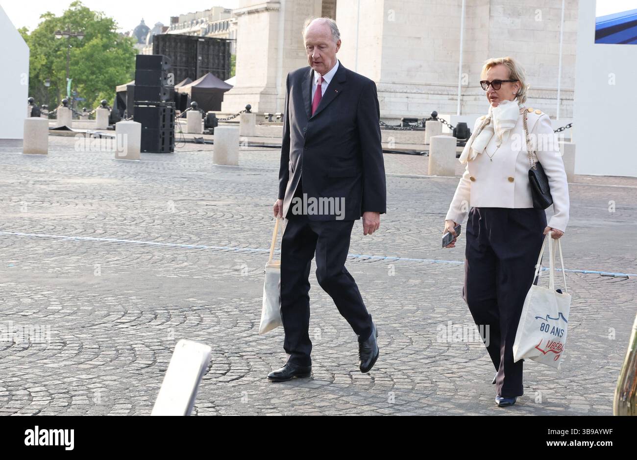 Yves de Gaulle e sua moglie Laurence durante la cerimonia di posa della corona presso la tomba del Milite Ignoto a Parigi, in occasione del 80° anniversario della Vittoria dell'8 maggio 1945. Il capo di stato assegnò la Legion d'Onore a J.Daikhowski. Foto di Dominique Jacovides/Pool/ABACAPRESS.COM credito: Abaca Press/Alamy Live News Foto Stock
