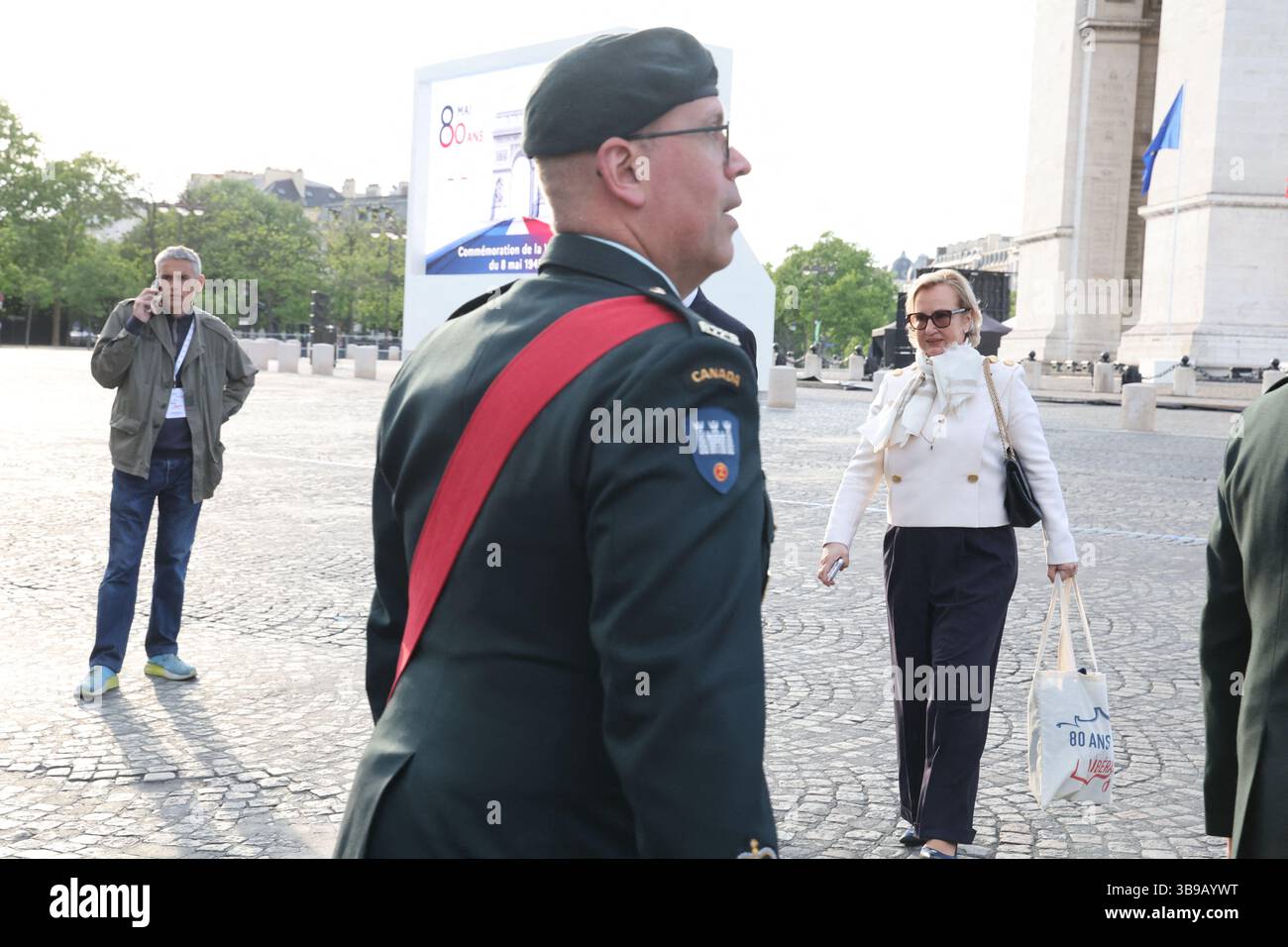 Laurence de Gaulle, moglie di Yves de Gaulle durante la cerimonia di posa della corona presso la tomba del Milite Ignoto a Parigi, in occasione del 80° anniversario della Vittoria dell'8 maggio 1945. Il capo di stato assegnò la Legion d'Onore a J.Daikhowski. Foto di Dominique Jacovides/Pool/ABACAPRESS.COM credito: Abaca Press/Alamy Live News Foto Stock