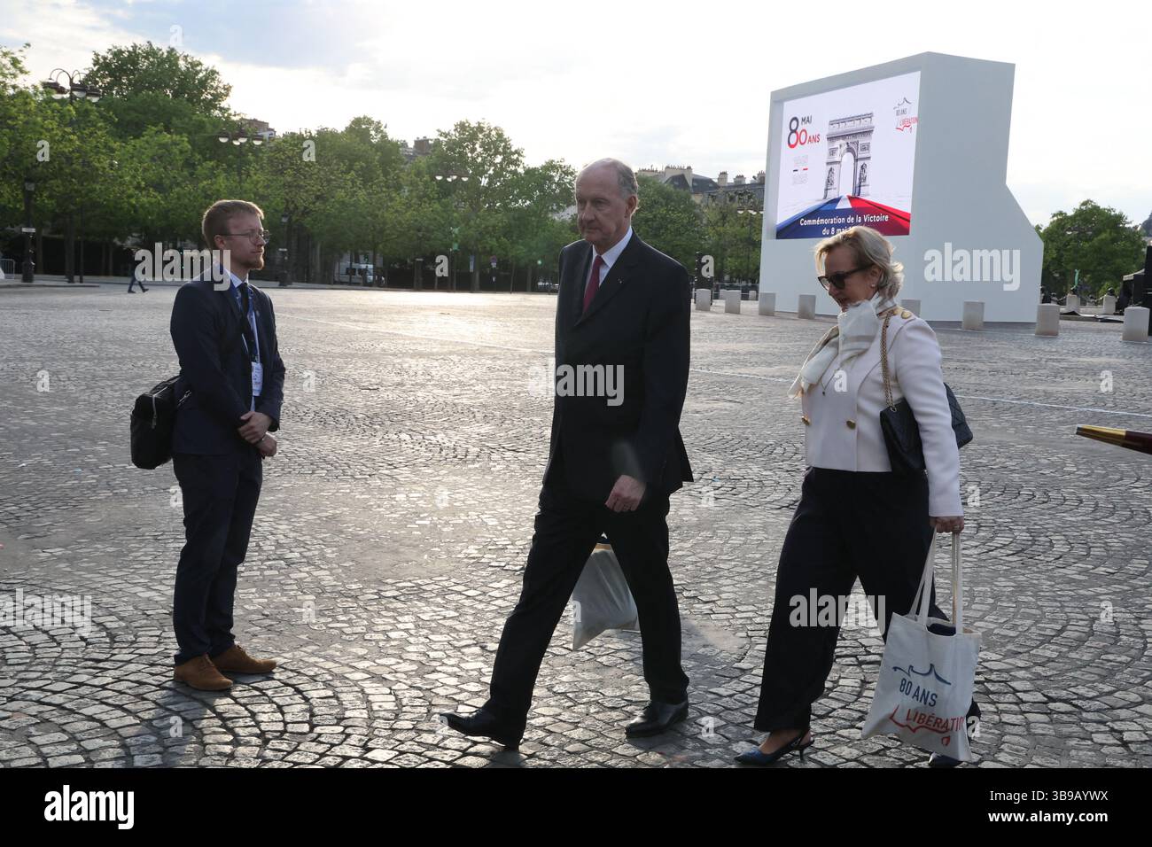 Yves de Gaulle e sua moglie Laurence durante la cerimonia di posa della corona presso la tomba del Milite Ignoto a Parigi, in occasione del 80° anniversario della Vittoria dell'8 maggio 1945. Il capo di stato assegnò la Legion d'Onore a J.Daikhowski. Foto di Dominique Jacovides/Pool/ABACAPRESS.COM credito: Abaca Press/Alamy Live News Foto Stock