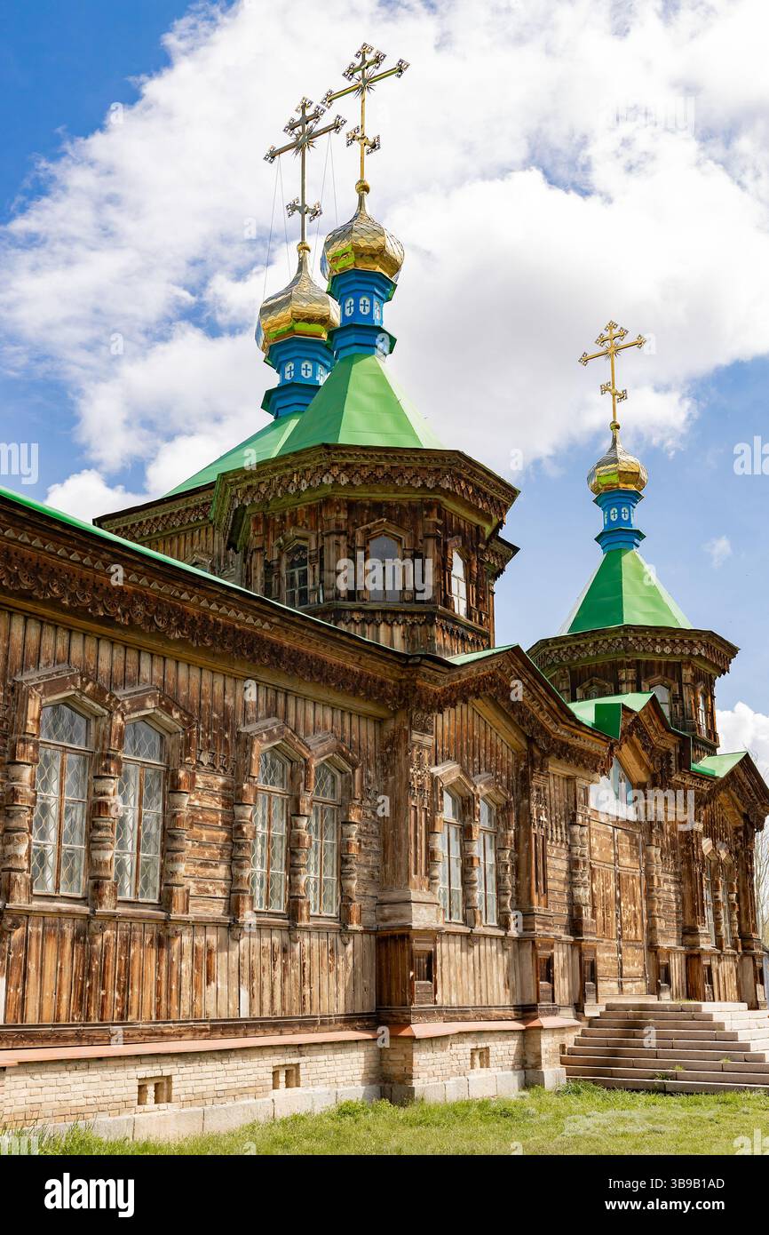 Facciata in legno della Cattedrale della Santissima Trinità nella città di Karakol, Kirghizistan. Diocesi del Kirghizistan della Chiesa ortodossa russa Foto Stock