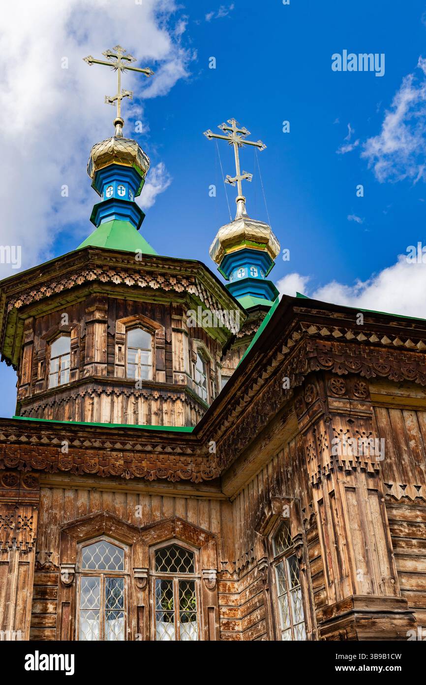 Cattedrale della Santissima Trinità nella città di Karakol, Kirghizistan. Chiesa in legno, architettura. Diocesi del Kirghizistan della Chiesa ortodossa russa Foto Stock