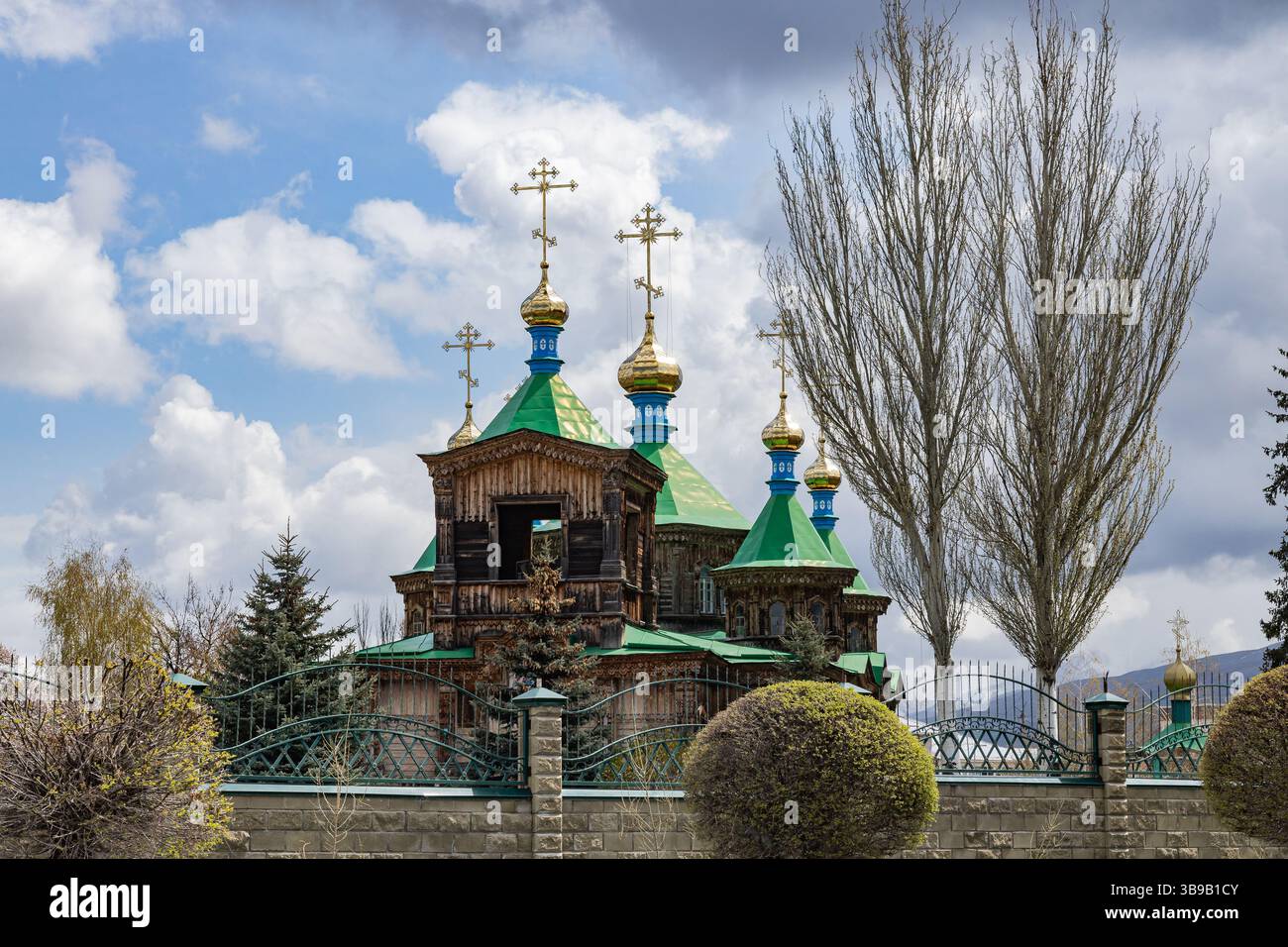 Cattedrale della Santissima Trinità nella città di Karakol, Kirghizistan. Chiesa in legno, architettura. Diocesi del Kirghizistan della Chiesa ortodossa russa Foto Stock