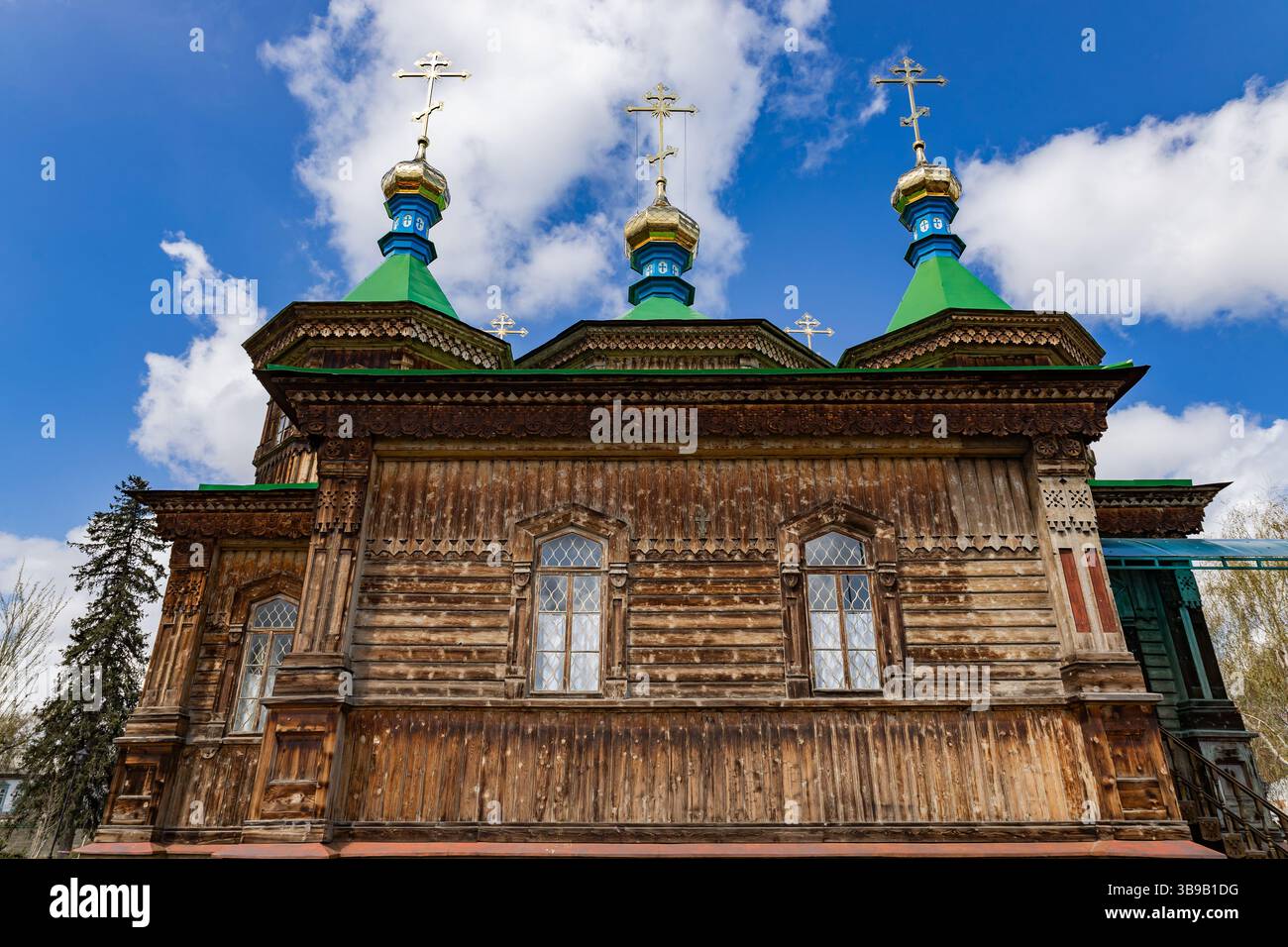 Cattedrale della Santissima Trinità nella città di Karakol, Kirghizistan. Chiesa in legno, architettura. Diocesi del Kirghizistan della Chiesa ortodossa russa Foto Stock