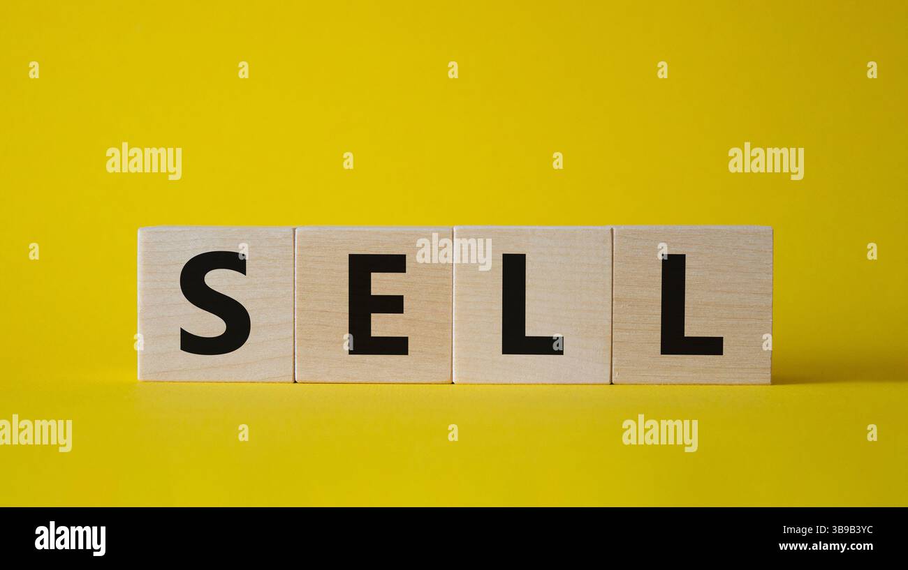 Simbolo di vendita. Concept Word sell su cubi di legno. Bellissimo sfondo giallo. Concetto di business e vendita. Copia spazio. Foto Stock