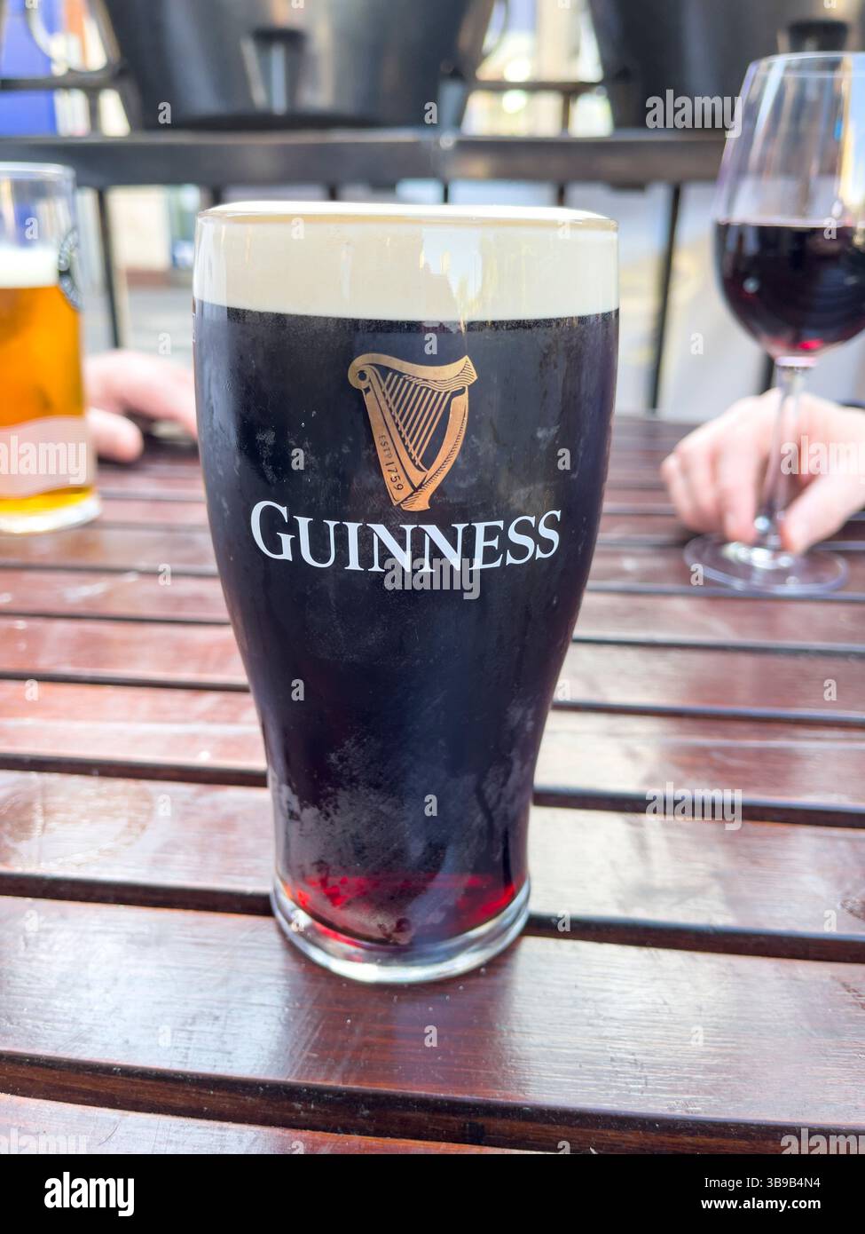 Goditi una Guinness a Belfast. - Immagine stock catturata con smartphone