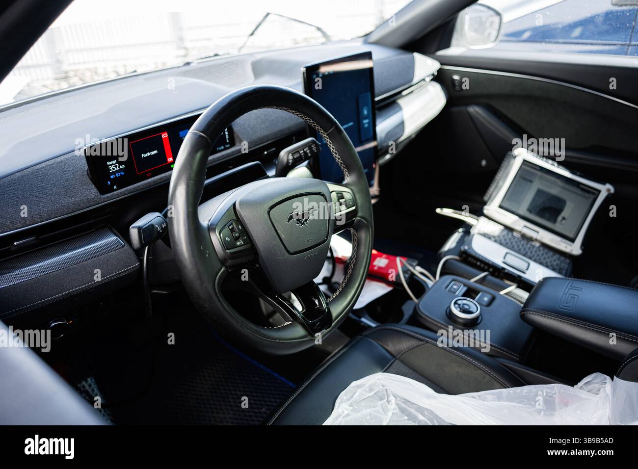 Kiev, Ucraina - 2 maggio 2025: Interni della vettura Ford Mustang Mach-e GT con dashboard digitali, volante e funzioni avanzate Foto Stock