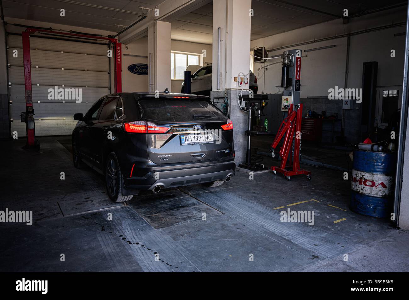 Kiev, Ucraina - 2 maggio 2025: Auto nera Ford Edge in un garage automobilistico organizzato che mette in evidenza i servizi di riparazione e manutenzione Foto Stock