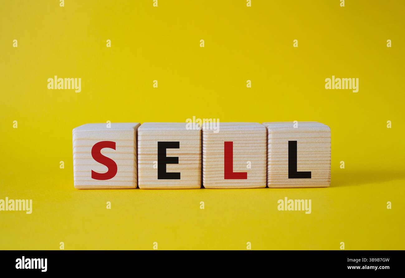 Simbolo di vendita. Concept Word sell su cubi di legno. Bellissimo sfondo giallo. Concetto di business e vendita. Copia spazio. Foto Stock