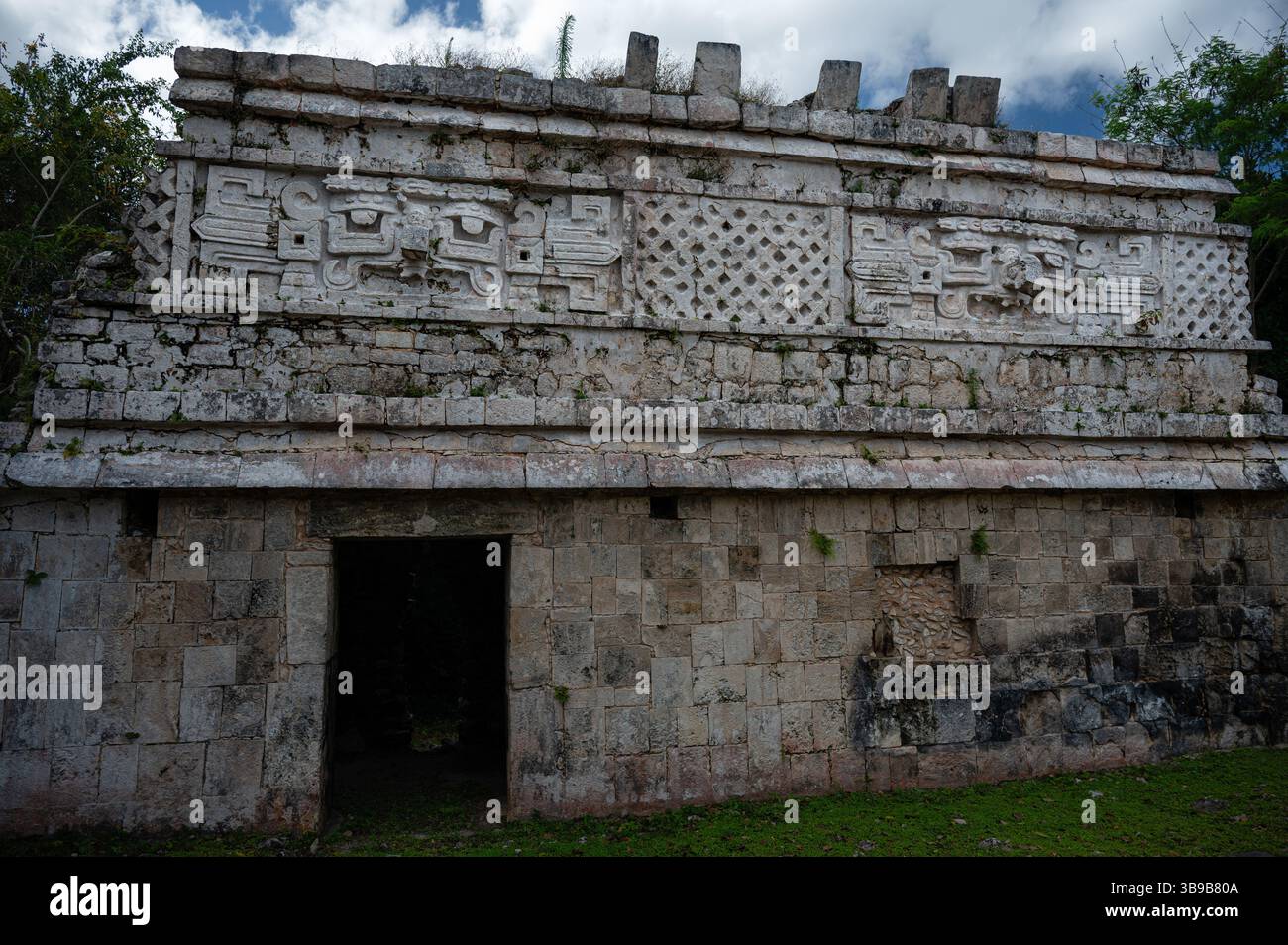 Vista dettagliata dei pannelli scolpiti del tempio Maya di Las Monjas, Chichen Itza, Messico Foto Stock