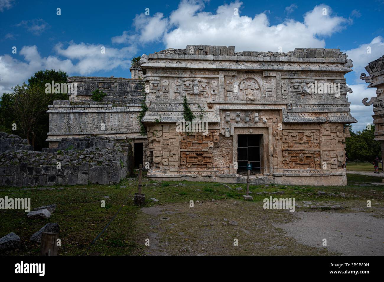 Tempio Maya di Las monjas con pannelli scolpiti a Chichen Itza, Messico Foto Stock