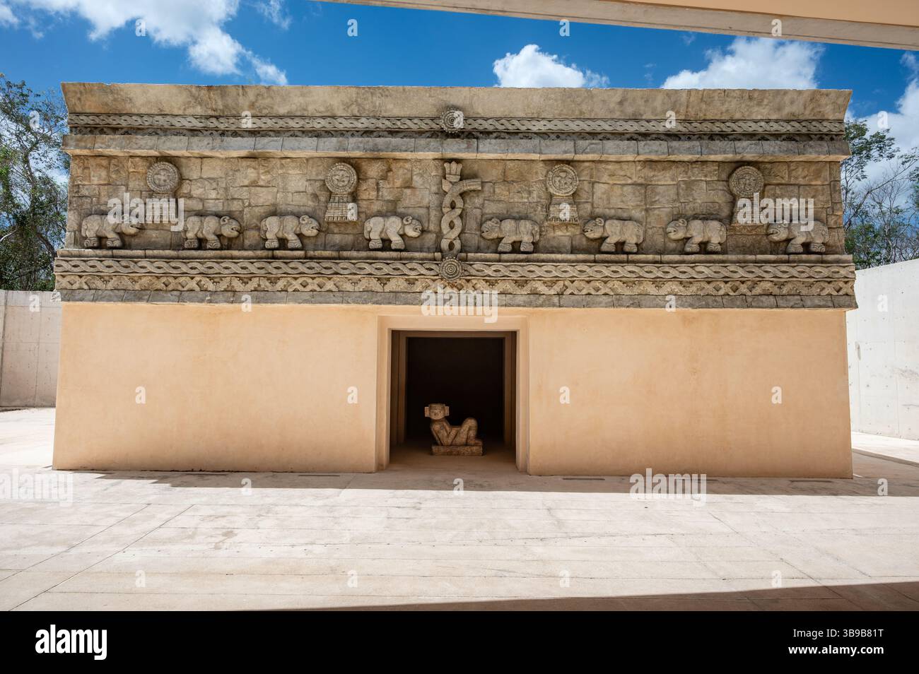 Tempio Maya con Chacmool a Chichen Itza, Messico Foto Stock