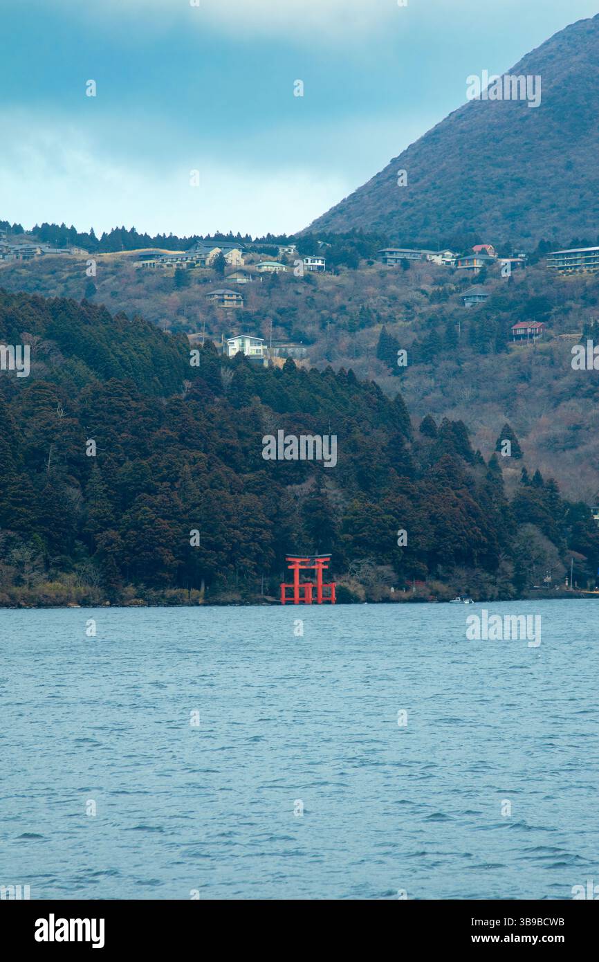 Vista del lago Ashi e della porta Torii, Giappone Foto Stock