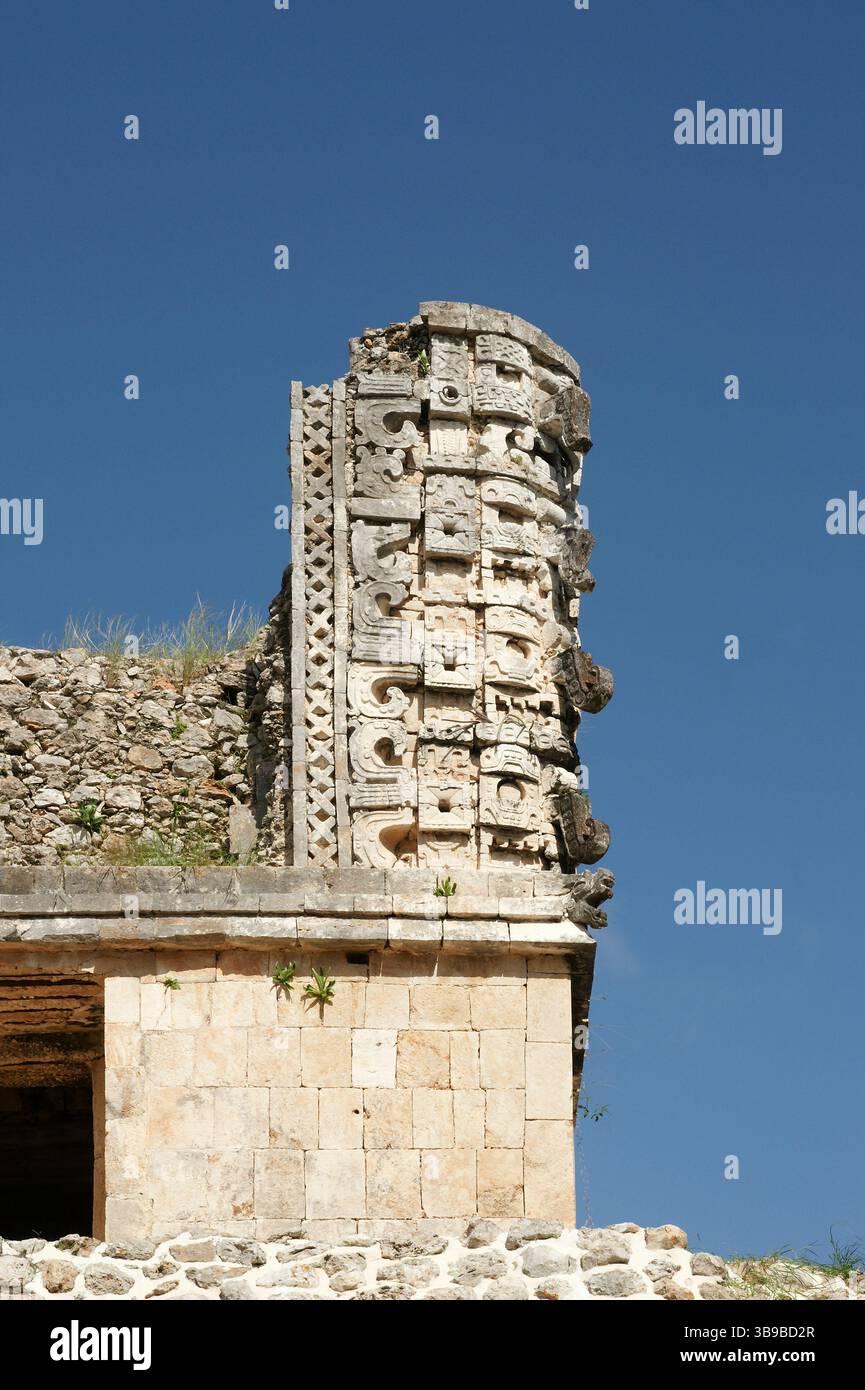 Messico. Uxmal. il dio della pioggia Chaac maschera all'angolo. Foto Stock