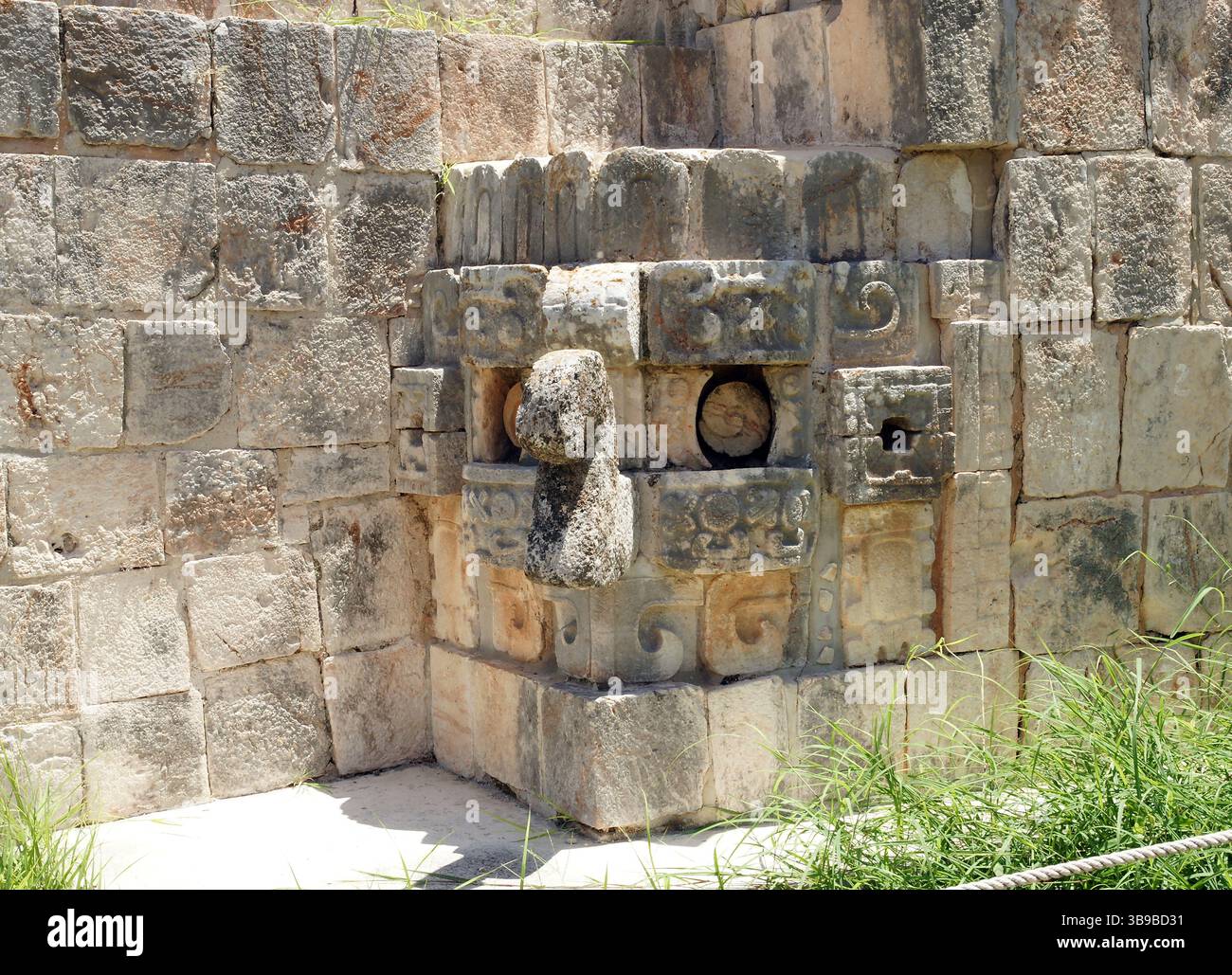 Messico. Yucatan. Uxmal. Scultura in rilievo raffigurante la maschera del dio della pioggia Chaac. Foto Stock