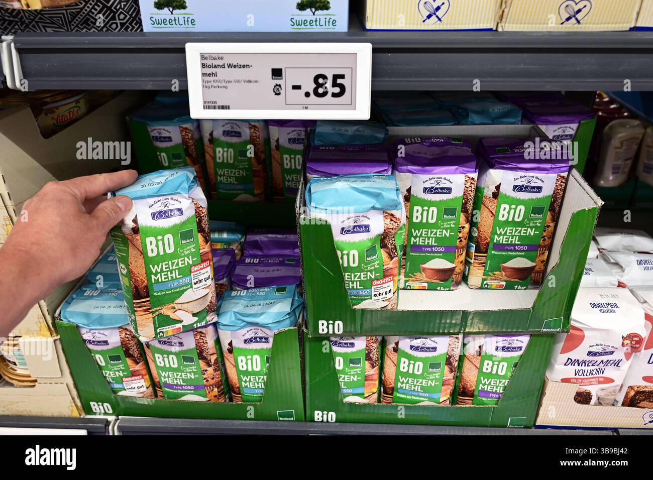 Farina di grano con marchio biologico in un negozio di alimentari Foto Stock