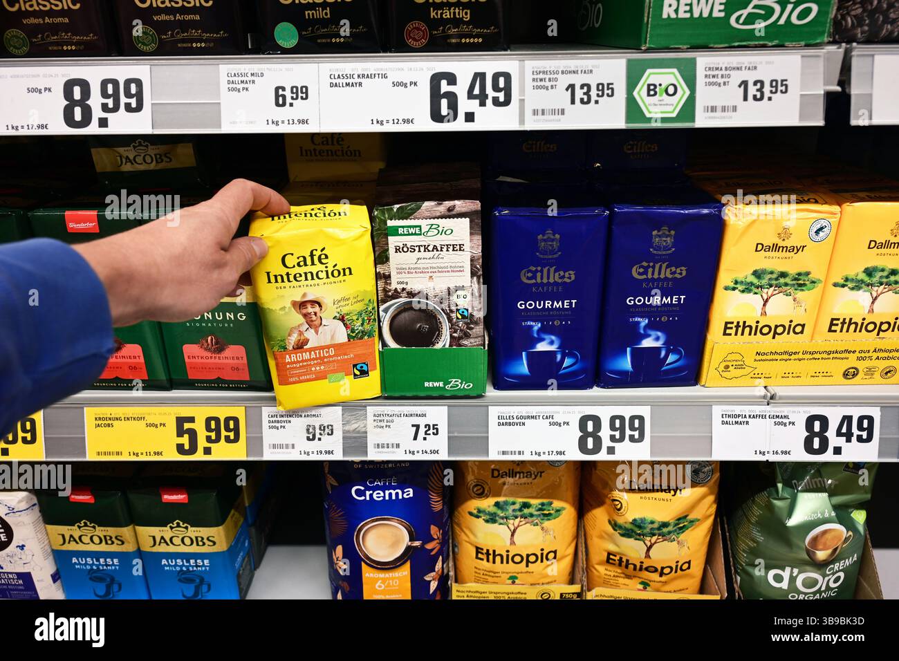 Assortimento di confezioni di caffè in un negozio di alimentari Foto Stock
