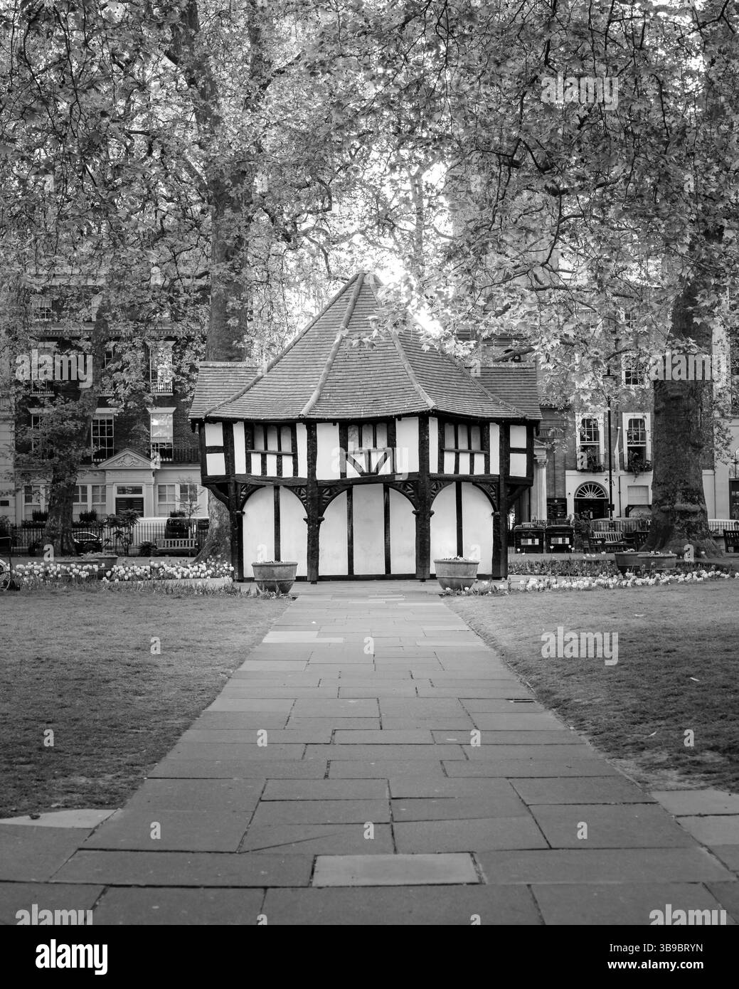 Londra, Inghilterra - 28 aprile 2025: La capanna del giardiniere in stile Tudor a Soho Square è stata costruita nel 1925 per accedere ad una sottostazione elettrica sotto la quale lat Foto Stock