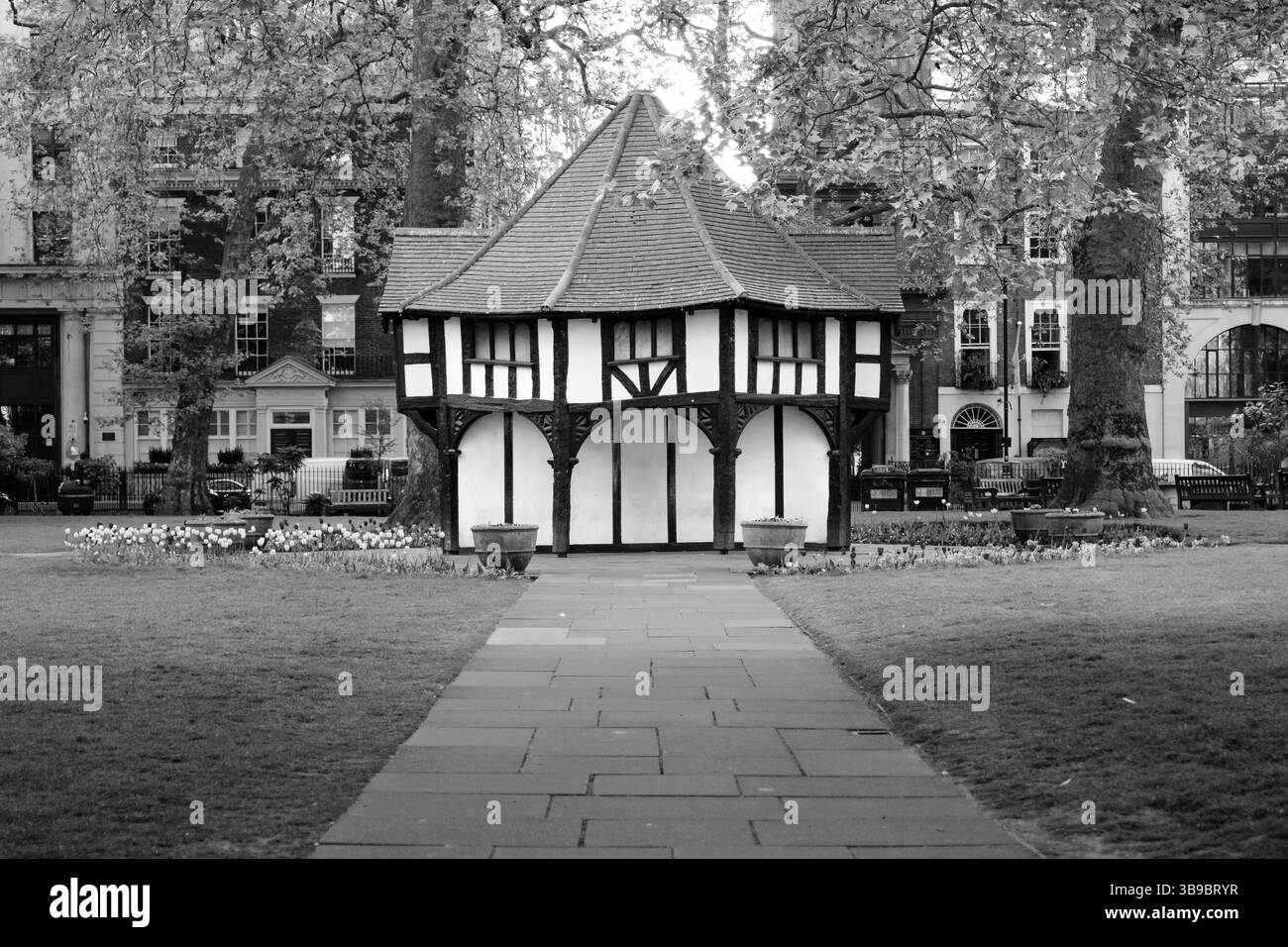 Londra, Inghilterra - 28 aprile 2025: La capanna del giardiniere in stile Tudor a Soho Square è stata costruita nel 1925 per accedere ad una sottostazione elettrica sotto la quale lat Foto Stock