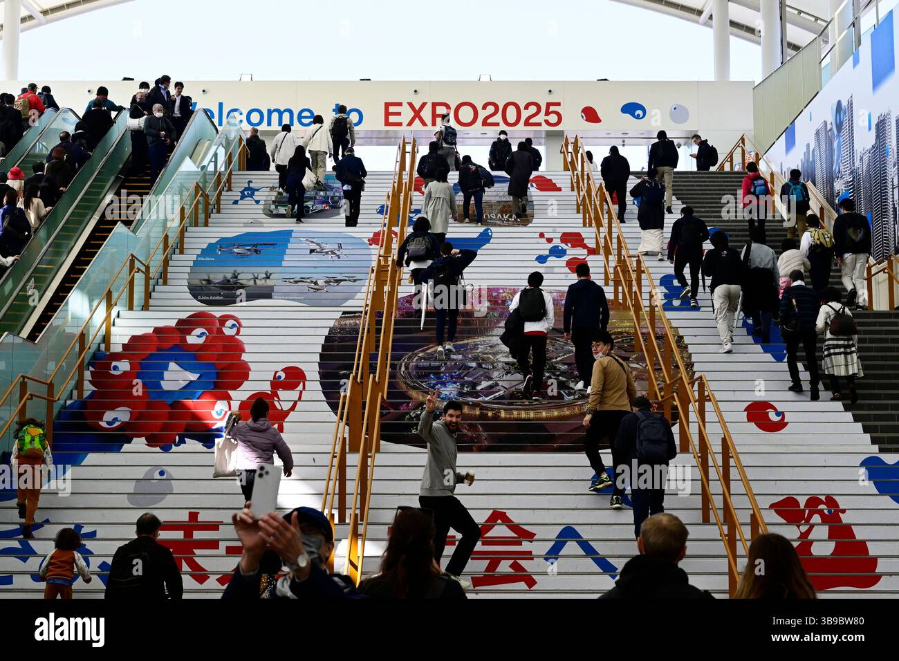 Un poster per l'Osaka World Expo 2025 sulle scale di uscita di una stazione della metropolitana di Osaka, isola di Honshu, Giappone. Foto Stock