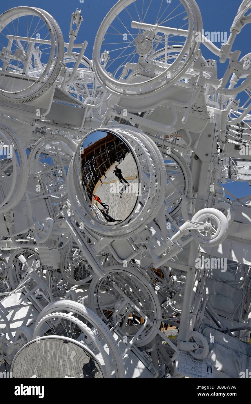 Una scultura è esposta all'Osaka World Expo 2025 di Osaka, Giappone. Foto Stock