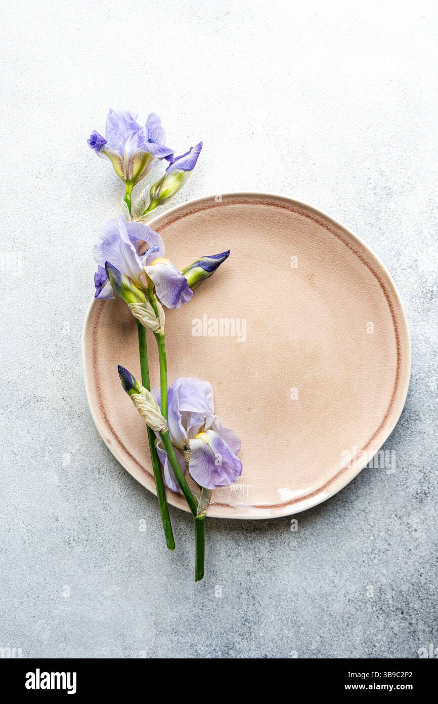 Tavolo con fiori di Iris azzurri pallidi Foto Stock