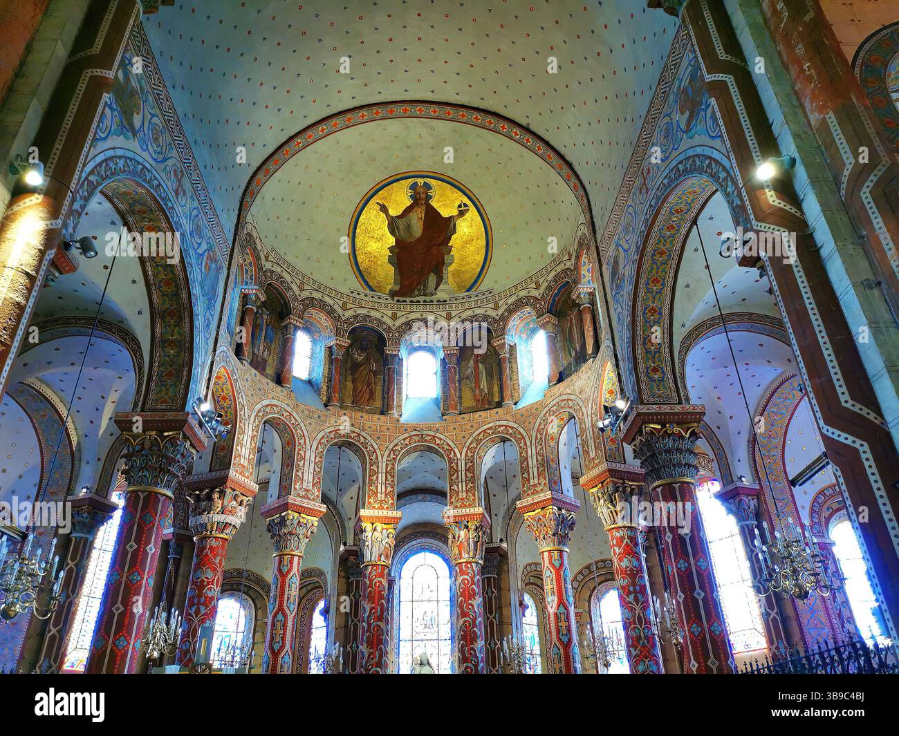 Issoire, colonne colorate dell'abbaziale romano, Abbazia di Saint-Austremoine, dipartimento Puy de Dome, Auvergne Rodano Alpi, Francia, Europa - Immagine stock catturata con smartphone