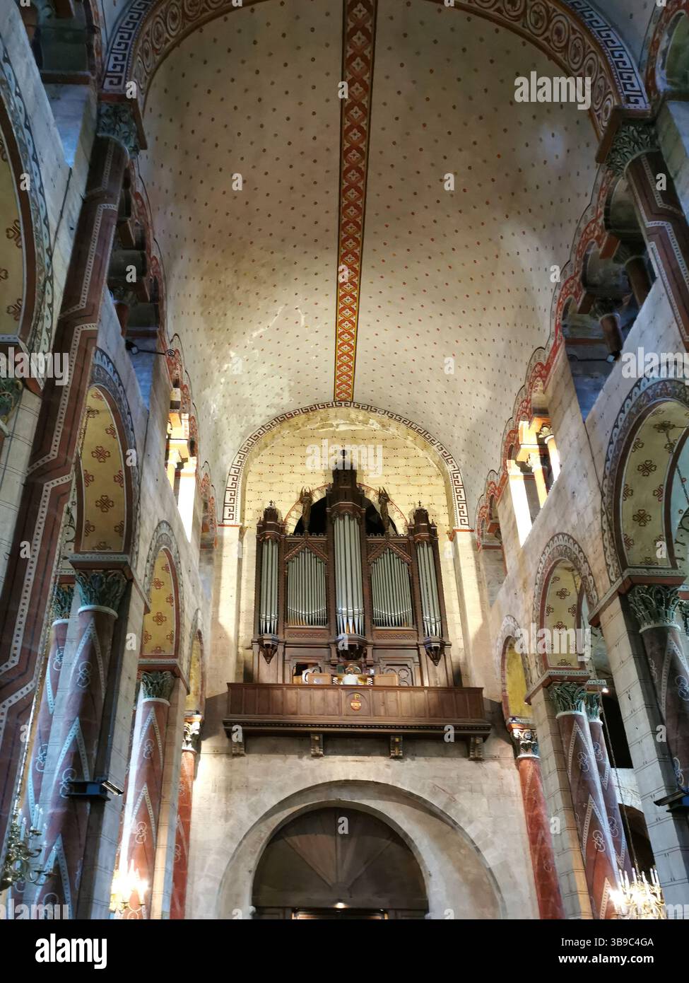 Gli splendidi interni della storica chiesa di Sant'Austremoine a Issoire presentano un'architettura ornamentale e un imponente organo a canne. Puy de Dome. Auvergne. FR - Immagine stock catturata con smartphone
