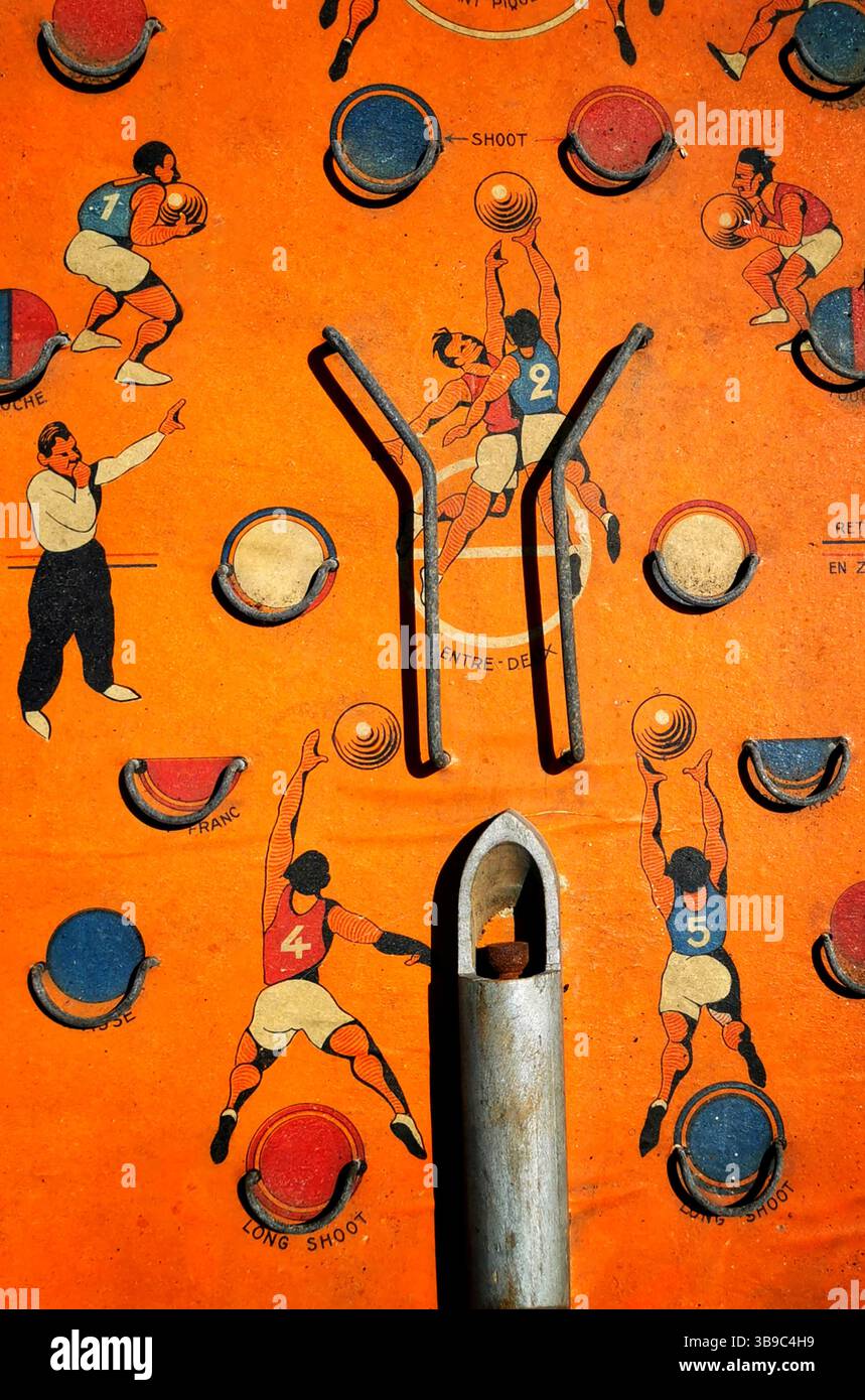 La vivace grafica mostra una flipper d'epoca con un'illustrazione di elefante e varie caratteristiche di gioco. Colori brillanti ed elementi nostalgici - Immagine stock catturata con smartphone