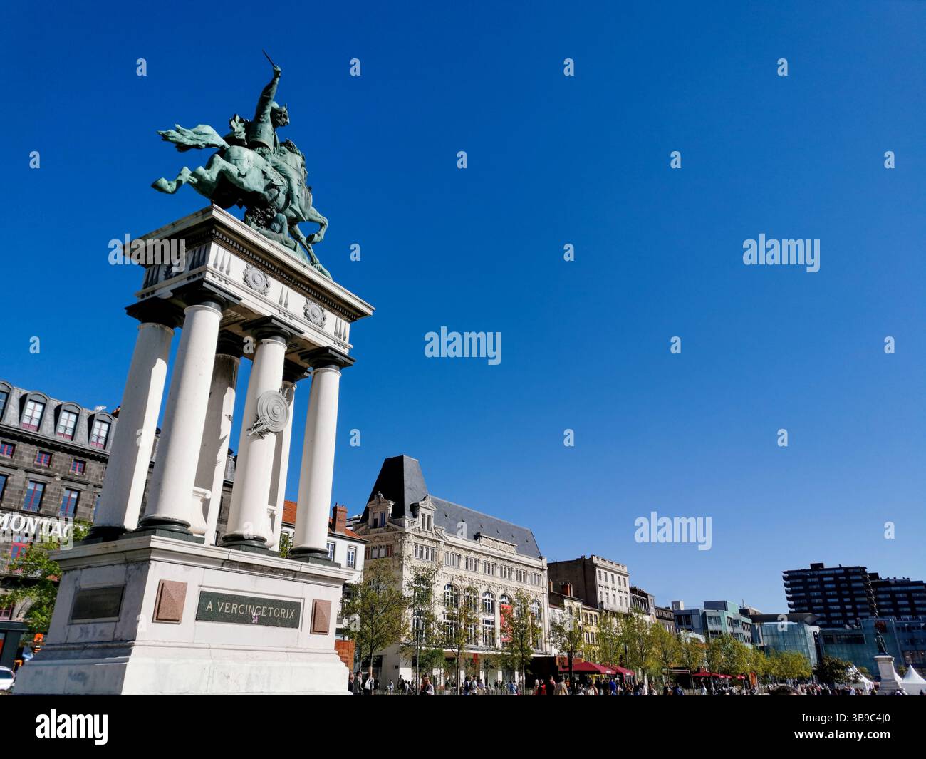 Statua di Vercingetorige dallo scultore Bartholdi a Place de Jaude, Clermont-Ferrand, Puy-de-Dome, Auvergne, Francia. - Immagine stock catturata con smartphone