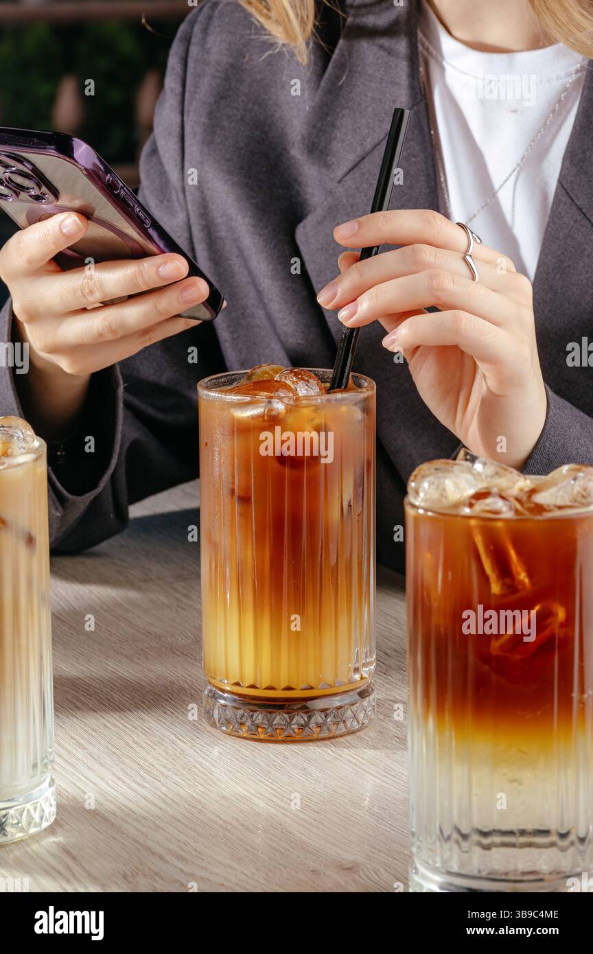 cocktail analcolico con ghiaccio in un ristorante Foto Stock