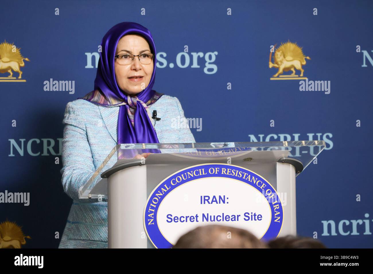 Washington DC, Stati Uniti. 8 maggio 2025. Soona Samsami, rappresentante statunitense del Consiglio nazionale di resistenza dell'Iran (NCRI), si rivolge ai giornalisti alla conferenza stampa NCRI-USA. L'8 maggio 2025 l'Ufficio di rappresentanza degli Stati Uniti del Consiglio nazionale di resistenza dell'Iran (NCRI) ha tenuto una conferenza stampa che ha rivelato nuove informazioni sulle testate nucleari del regime iraniano e sulla capacità di bombe a idrogeno sugli impianti nucleari segreti del regime che l'Organizzazione Mojahedin del popolo iraniano ha ottenuto (PMOI/MEK) dall'interno del paese. Credito: SOPA Images Limited/Alamy Live News Foto Stock