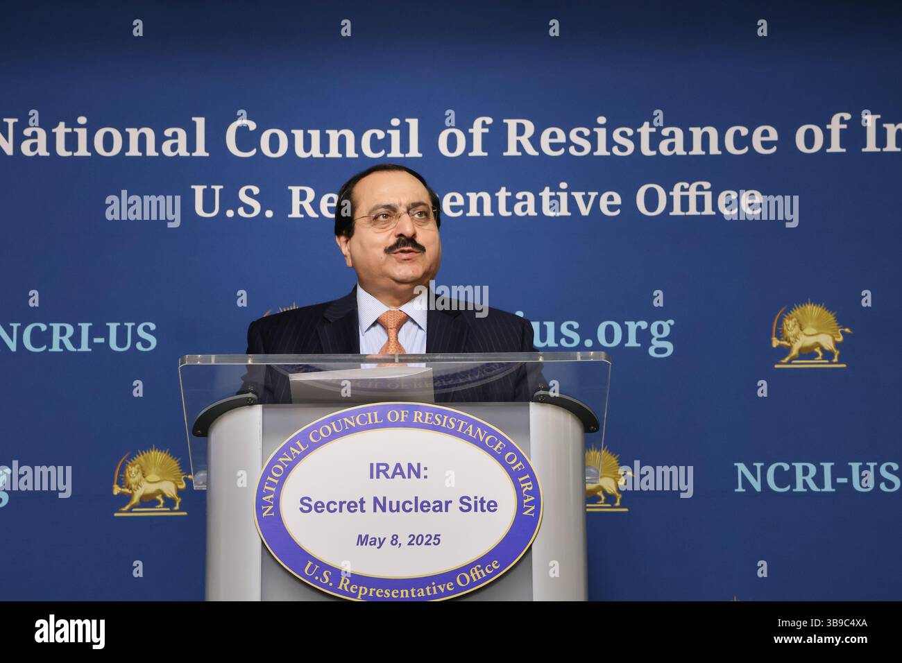 Washington DC, Stati Uniti. 8 maggio 2025. Alireza Jafarzadeh (Consiglio nazionale di resistenza dell'Iran) Vice Direttore NCRI-USA parla alla conferenza stampa. L'8 maggio 2025 l'Ufficio di rappresentanza degli Stati Uniti del Consiglio nazionale di resistenza dell'Iran (NCRI) ha tenuto una conferenza stampa che ha rivelato nuove informazioni sulle testate nucleari del regime iraniano e sulla capacità di bombe a idrogeno sugli impianti nucleari segreti del regime che l'Organizzazione Mojahedin del popolo iraniano ha ottenuto (PMOI/MEK) dall'interno del paese. Credito: SOPA Images Limited/Alamy Live News Foto Stock