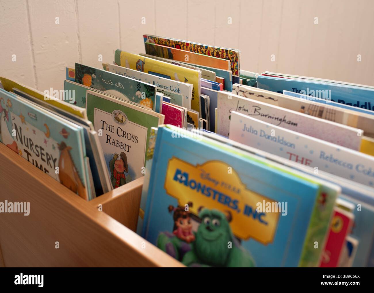 Libreria di libri per bambini in classe scolastica con titoli misti Foto Stock