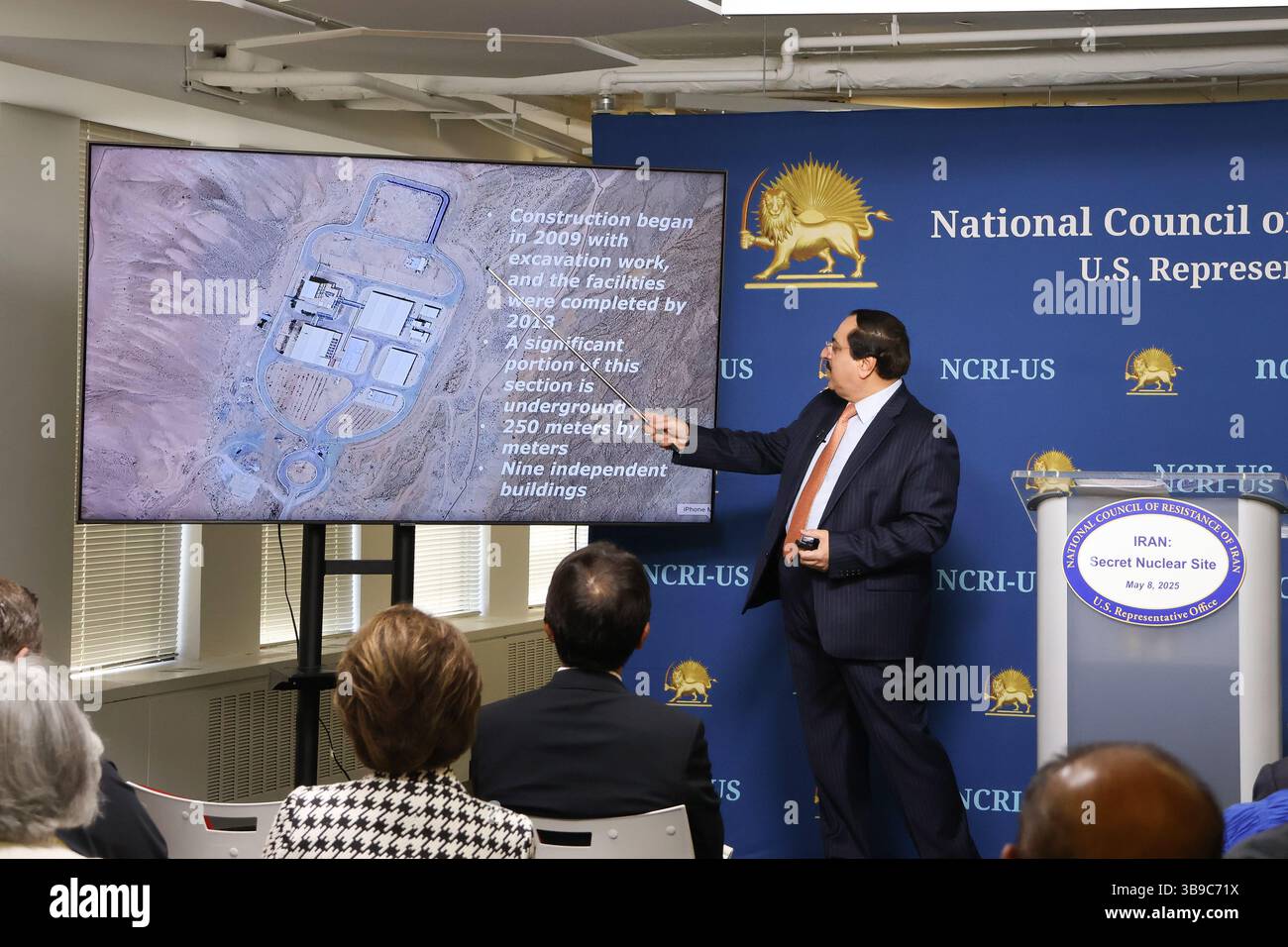 Alireza Jafarzadeh (Consiglio nazionale di resistenza dell'Iran) Vice Direttore NCRI-USA parla alla conferenza stampa. L'8 maggio 2025 l'Ufficio di rappresentanza degli Stati Uniti del Consiglio nazionale di resistenza dell'Iran (NCRI) ha tenuto una conferenza stampa che ha rivelato nuove informazioni sulle testate nucleari del regime iraniano e sulla capacità di bombe a idrogeno sugli impianti nucleari segreti del regime che l'Organizzazione Mojahedin del popolo iraniano ha ottenuto (PMOI/MEK) dall'interno del paese. (Foto di Siavosh Hosseini/SOPA Images/Sipa USA) Foto Stock