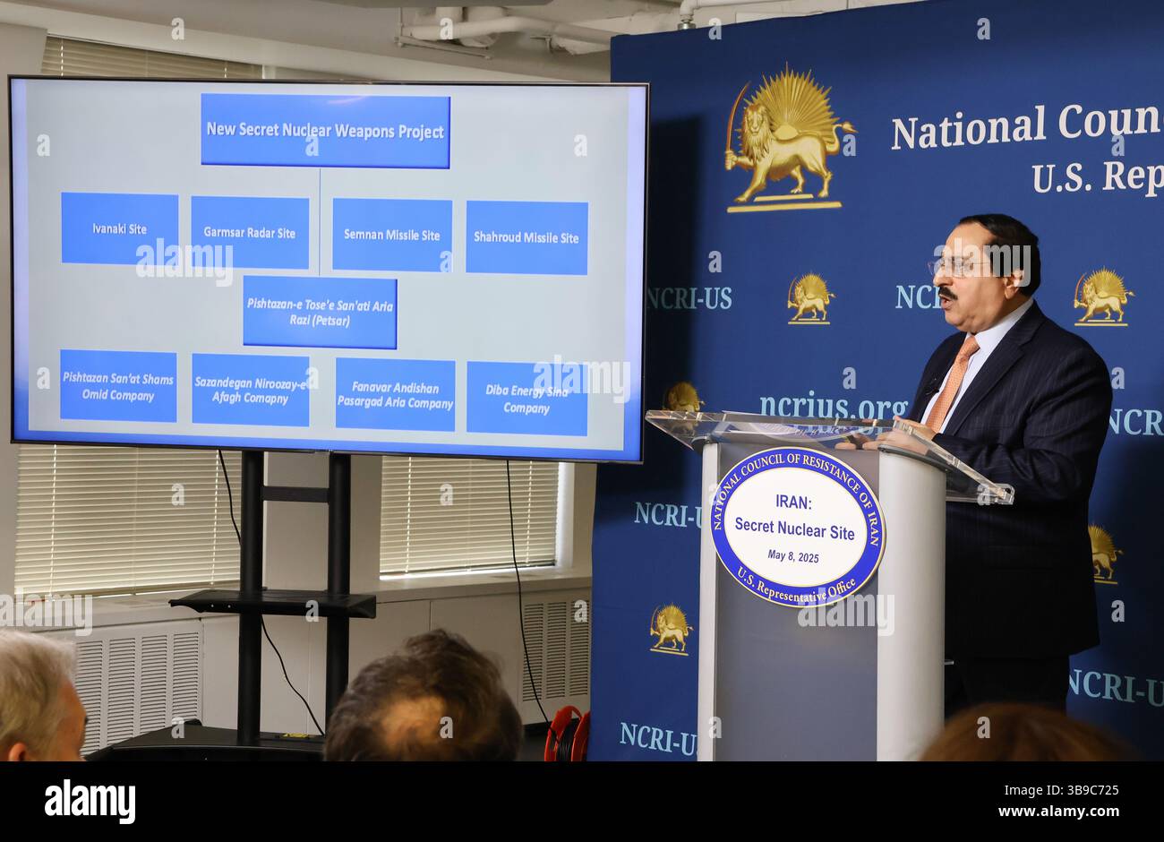 Alireza Jafarzadeh (Consiglio nazionale di resistenza dell'Iran) Vice Direttore NCRI-USA parla alla conferenza stampa. L'8 maggio 2025 l'Ufficio di rappresentanza degli Stati Uniti del Consiglio nazionale di resistenza dell'Iran (NCRI) ha tenuto una conferenza stampa che ha rivelato nuove informazioni sulle testate nucleari del regime iraniano e sulla capacità di bombe a idrogeno sugli impianti nucleari segreti del regime che l'Organizzazione Mojahedin del popolo iraniano ha ottenuto (PMOI/MEK) dall'interno del paese. (Foto di Siavosh Hosseini/SOPA Images/Sipa USA) Foto Stock