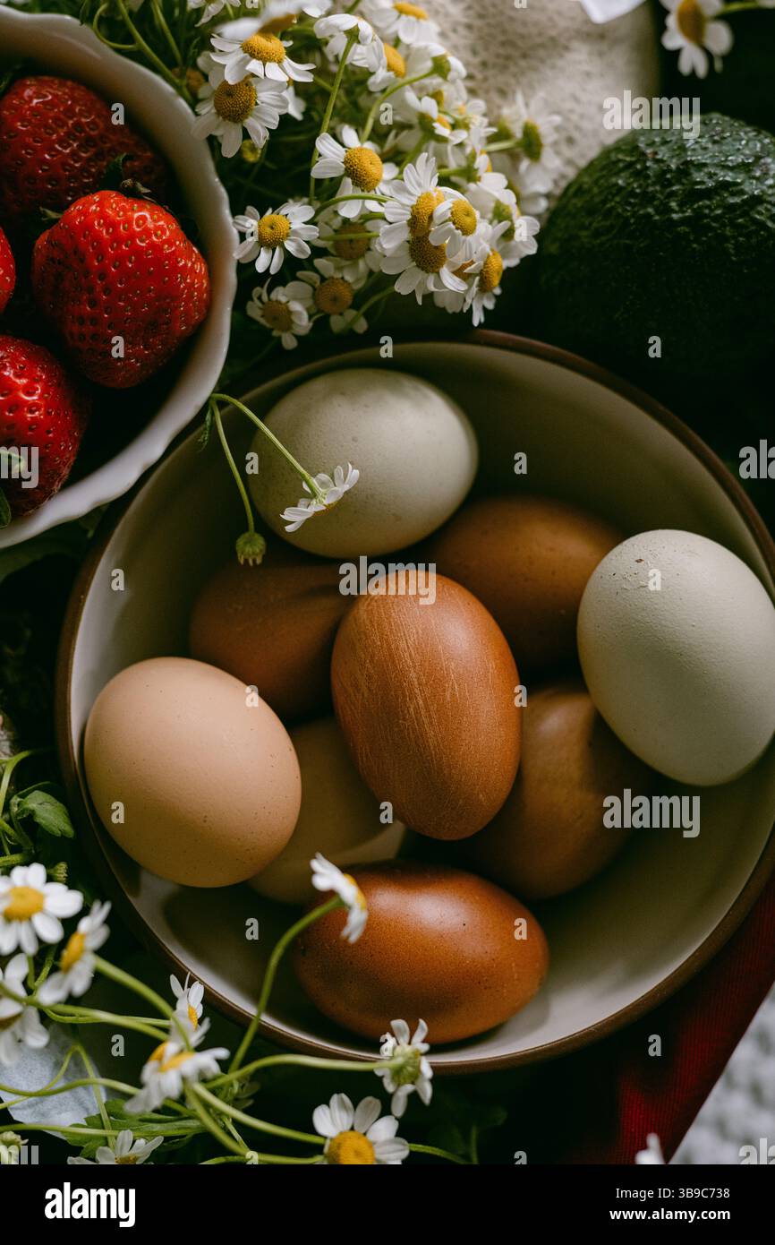 Primo piano di uova fresche e frutta Foto Stock