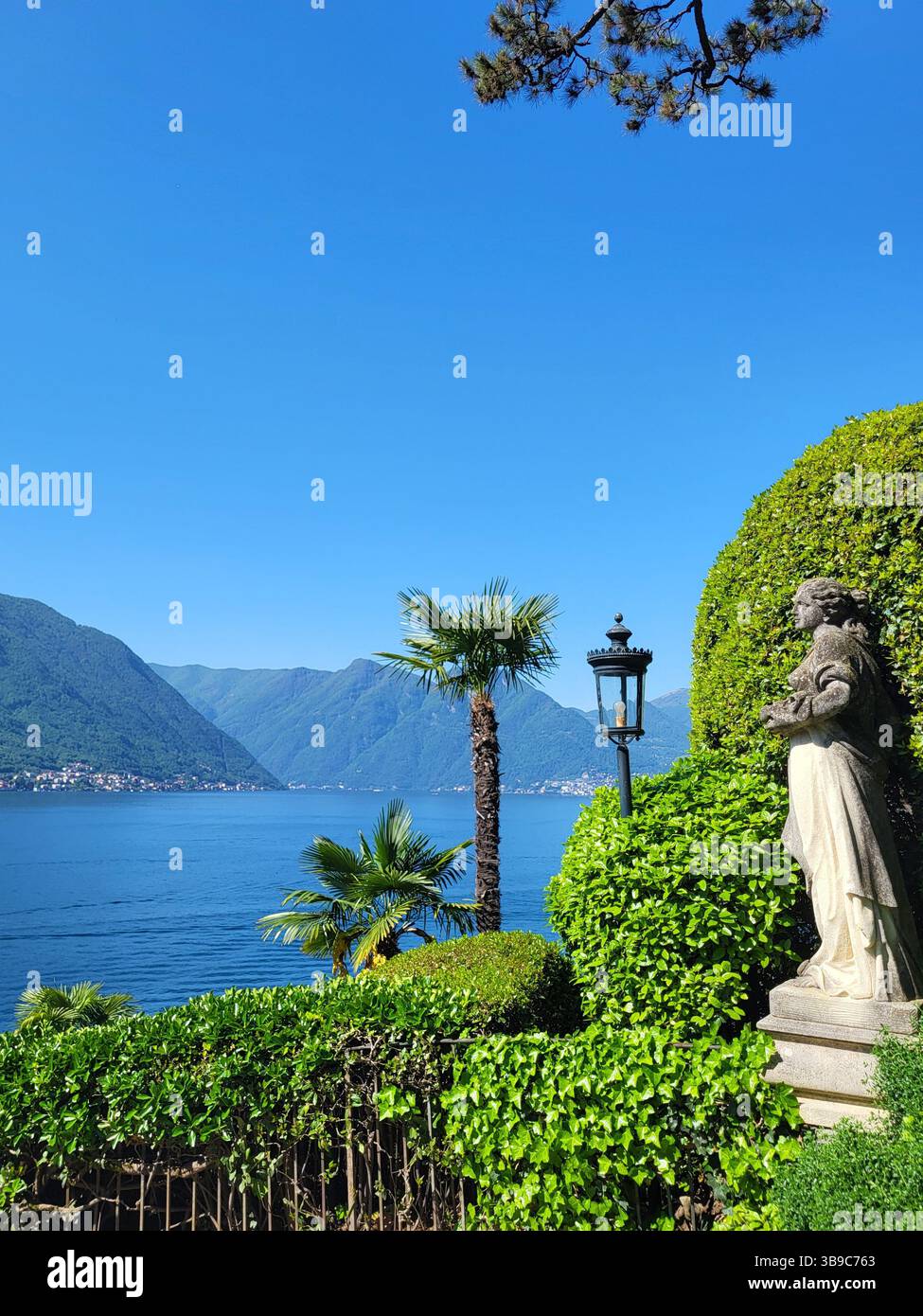 Vista sul lago da Villa del Balbianello sul lago di Como - Immagine stock catturata con smartphone