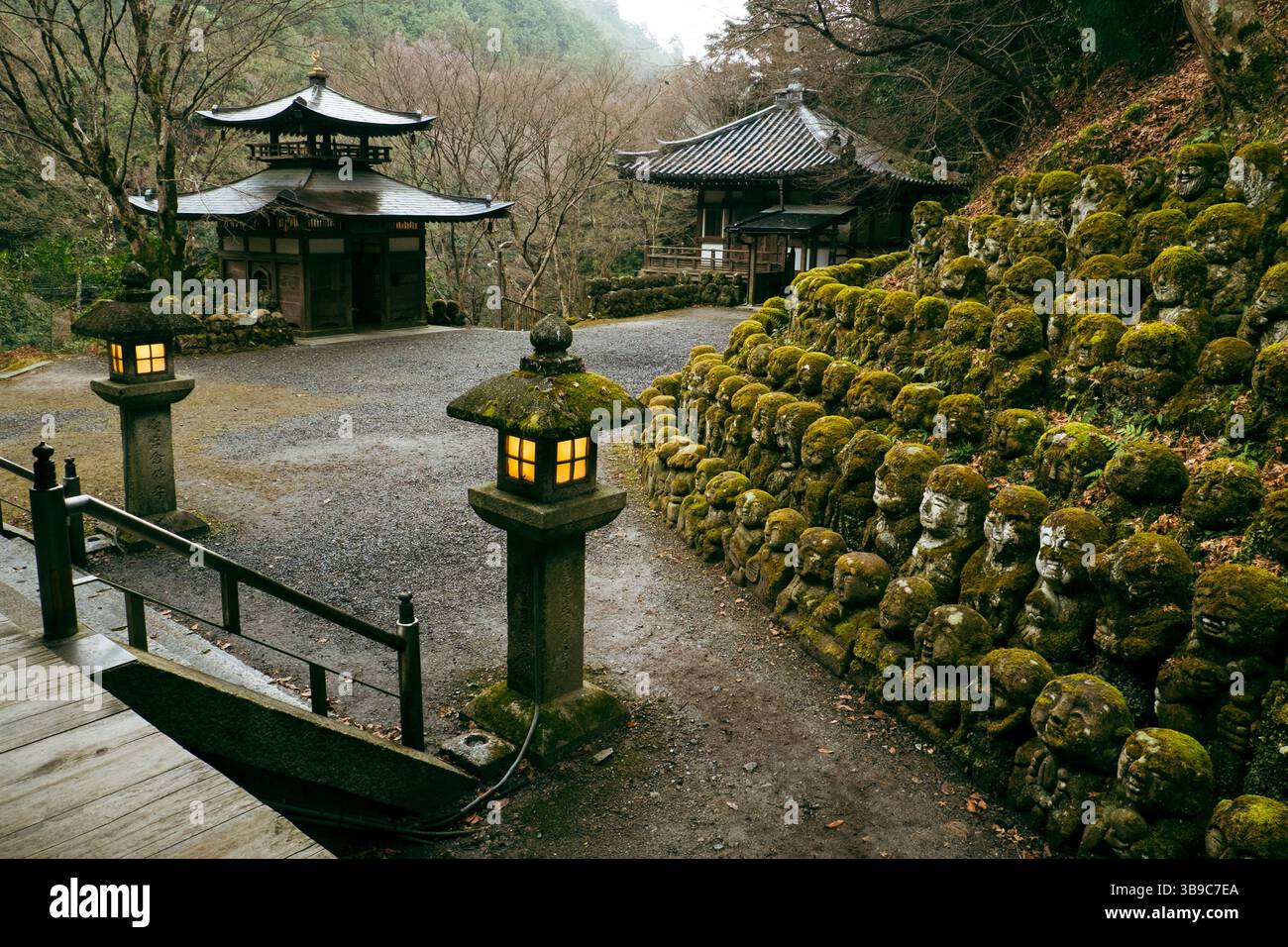 Antico tempio giapponese con strutture e figure Foto Stock
