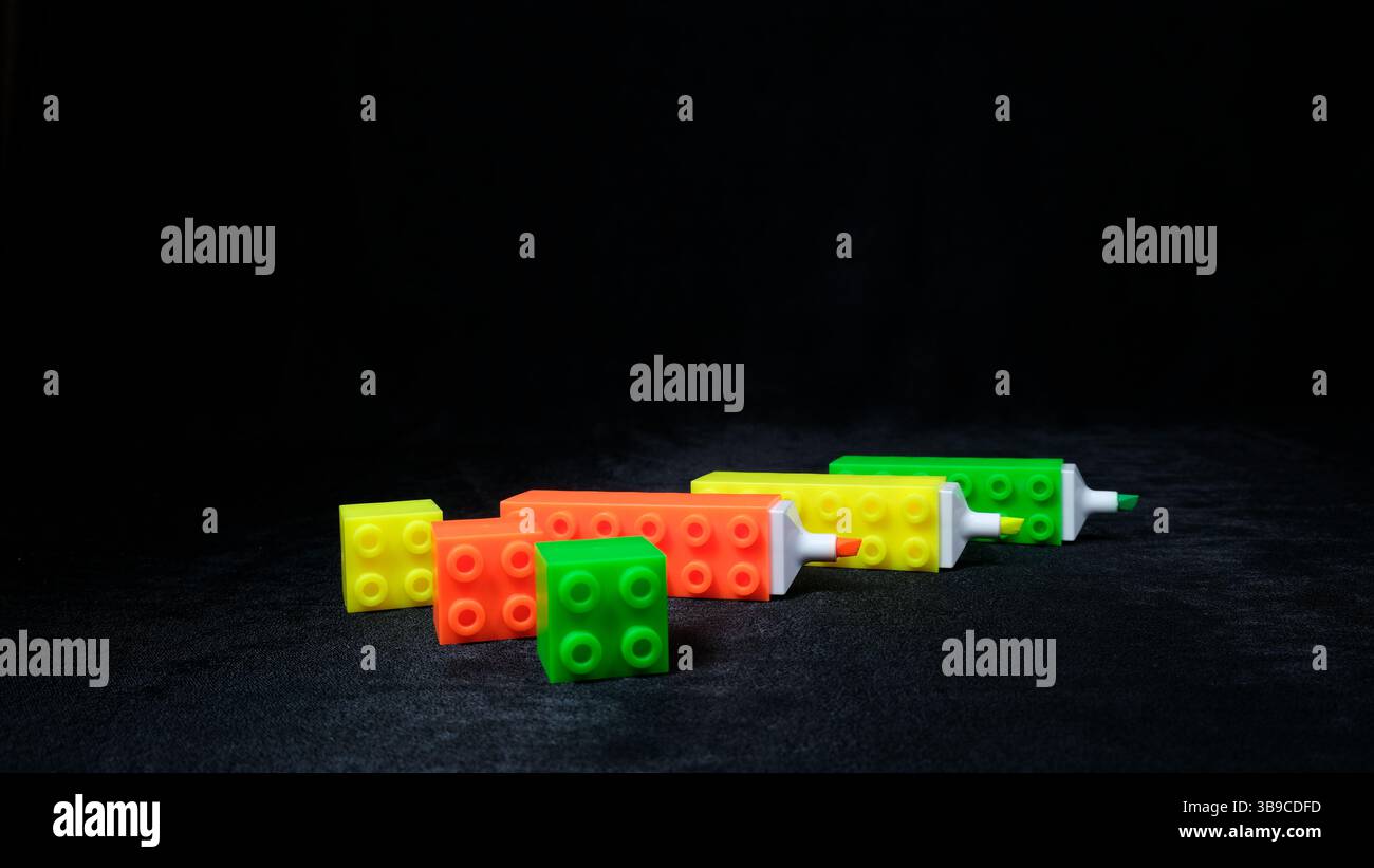 Evidenziatori geometrici al neon: Articoli di cancelleria divertenti e creativi Foto Stock Evidenziatori geometrici al neon: Articoli di cancelleria divertenti e creativi Foto Stock