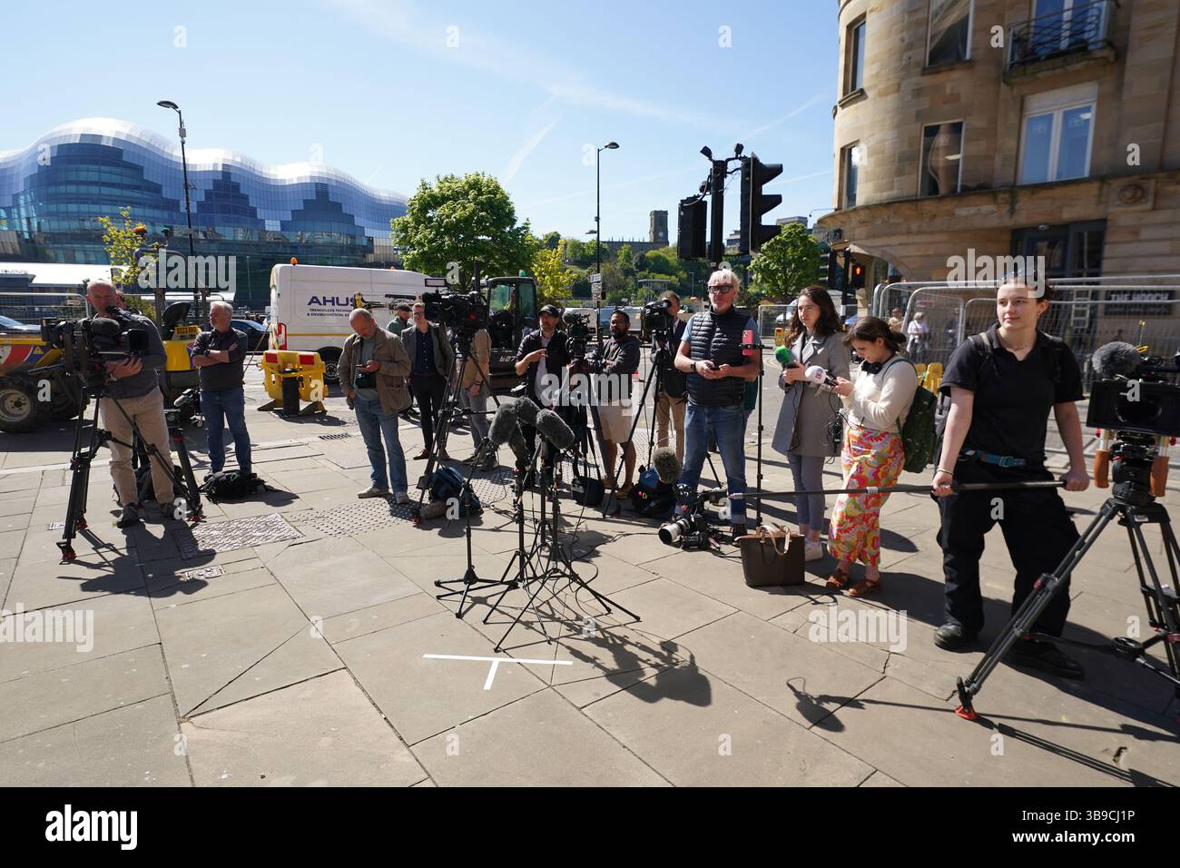 Membri della stampa fuori dalla Corte Corona di Newcastle dove Daniel Graham e Adam Carruthers sono stati giudicati colpevoli di danni criminali dopo l'abbattimento dell'albero di Sycamore Gap - per un valore di £ 622.000 e £ 1.114 danni al Vallo di Adriano. Data foto: Venerdì 9 maggio 2025. Foto Stock