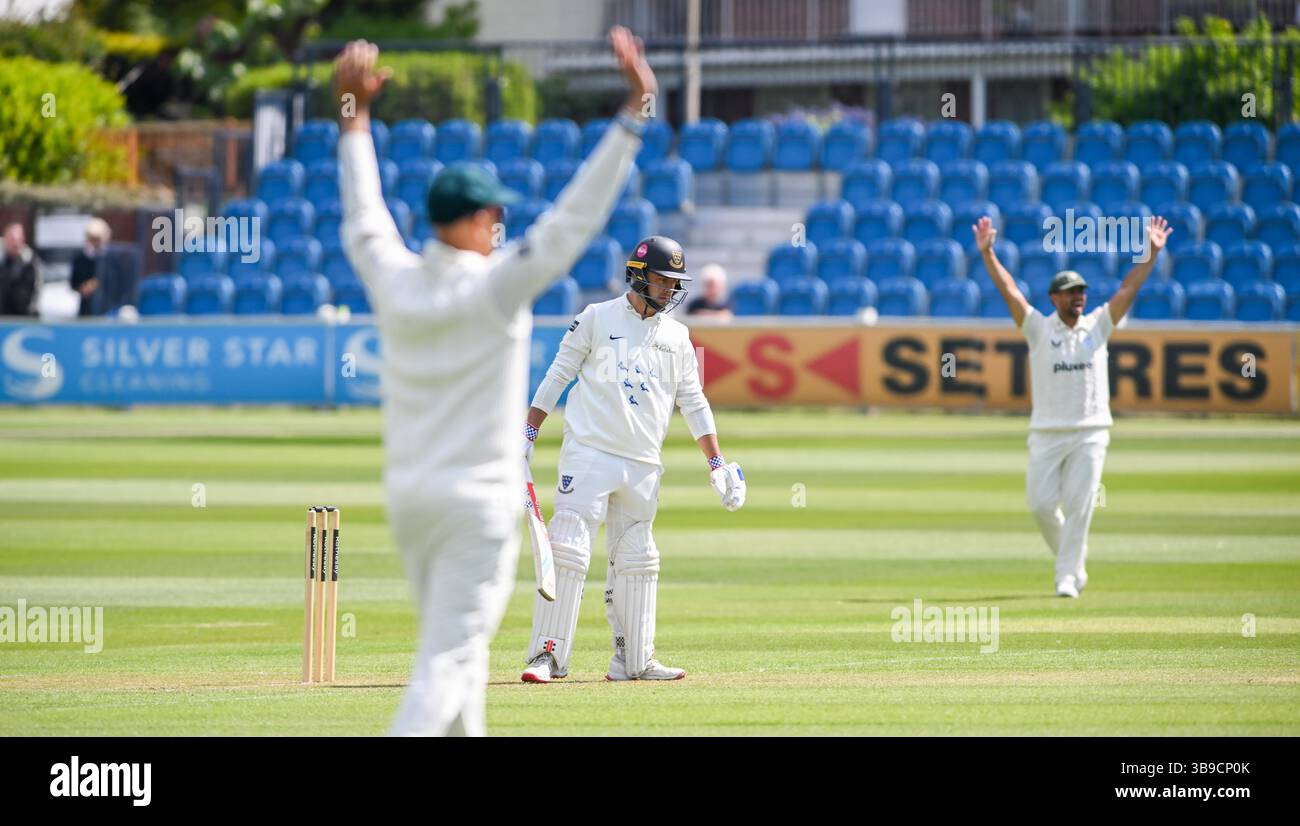 Hove UK 9 maggio 2025 - i fielders del Worcestershire si appellano senza successo per il wicket di Tom Haines durante il primo giorno del Rothesay County Championship Division 1 cricket match tra Sussex e Worcestershire al 1st Central County Ground di Hove: Credit Simon Dack /TPI/ Alamy Live News Foto Stock
