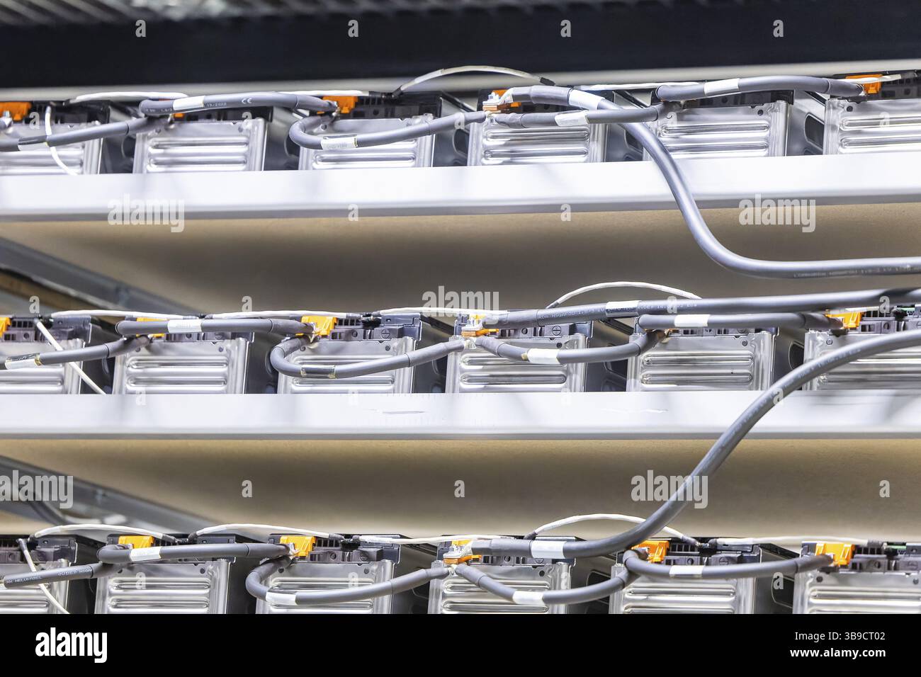 Il ministro dell'economia e dell'energia della Sassonia Dirk Panter visita il più grande impianto di stoccaggio delle batterie della Sassonia, con 23 megawatt di energia da Tricera, Freib Foto Stock