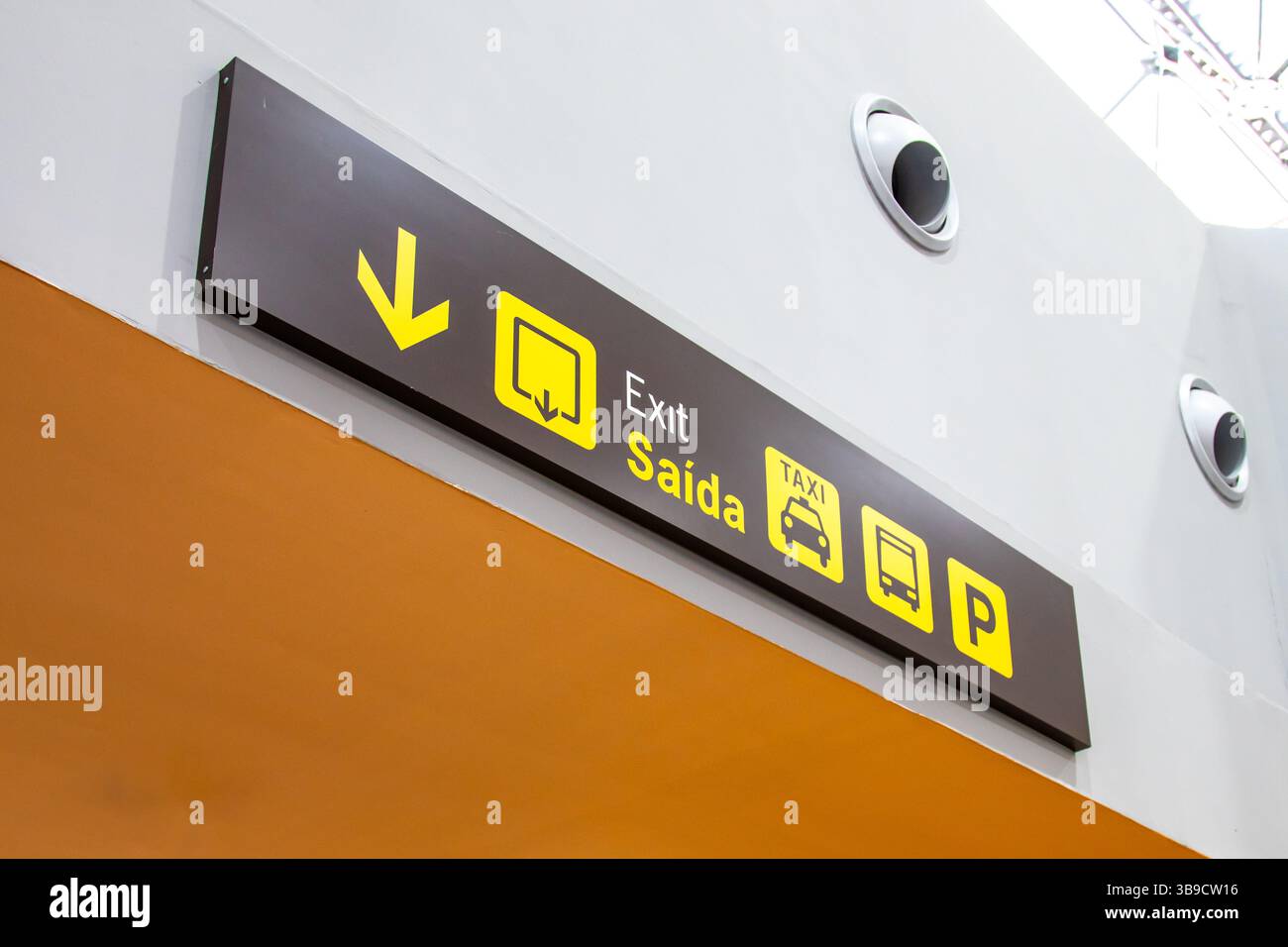 Cartello di uscita dell'aeroporto con le icone dei trasporti Foto Stock