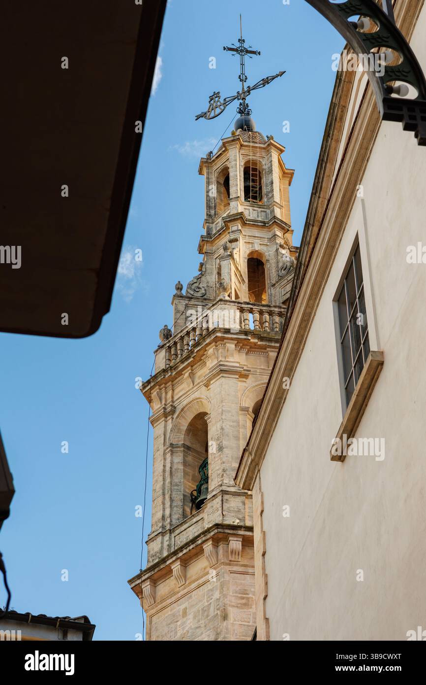 Alcoy, Spagna, 05-04-2025: Campanile della Chiesa arcipriestale di Alcoy da via Pintor Casanova Foto Stock