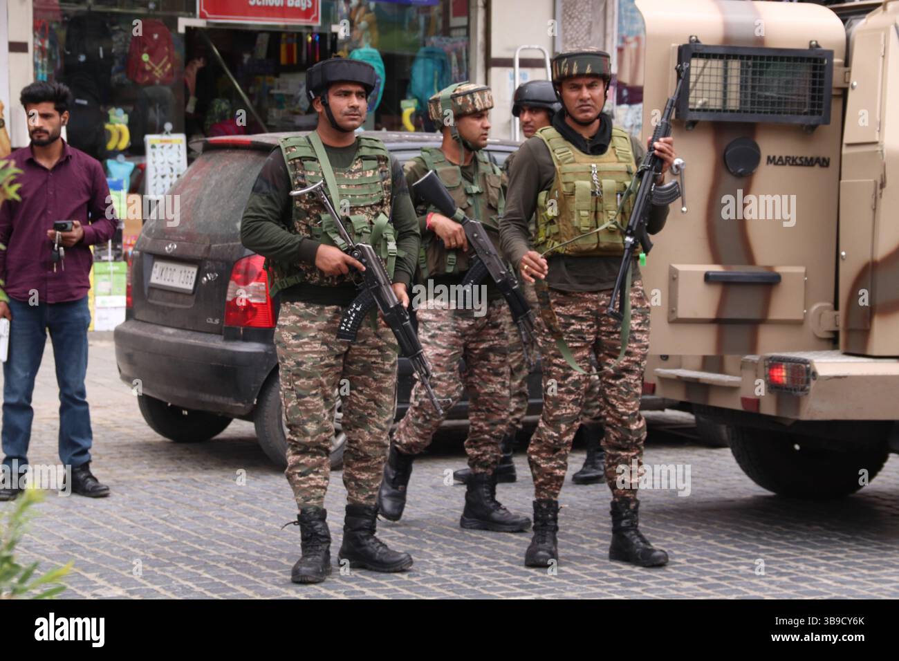 Il personale di sicurezza indiano conduce controlli approfonditi su un civile a Lal Chowk a Srinagar, in mezzo a misure di sicurezza rafforzate a seguito dell'escalation delle tensioni tra India e Pakistan. La sicurezza è stata intensificata in tutti i punti chiave della valle del Kashmir come misura precauzionale, con le forze che effettuano frisking, controlli delle borse e pattugliamento per evitare qualsiasi incidente dannoso. L'aumento della vigilanza si colloca nel contesto dei recenti scambi transfrontalieri e delle tensioni diplomatiche tra i due paesi, sollevando preoccupazioni sulla situazione della sicurezza nella regione. Kashmir. Foto Stock