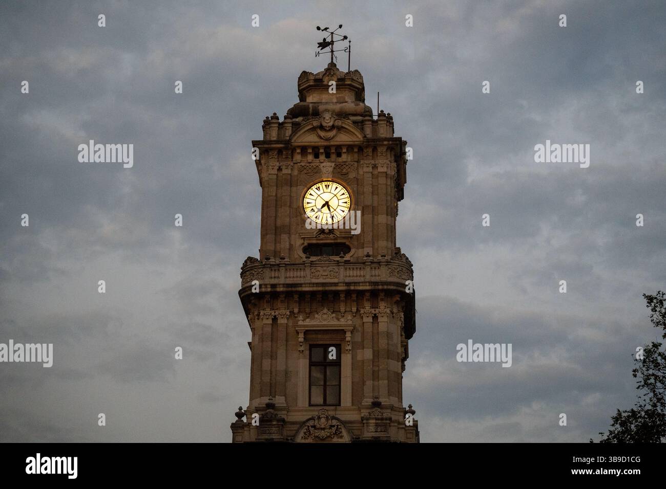 Una vista accattivante della torre dell'orologio illuminata di Istanbul, Turchia, che si erge in alto contro il cielo notturno. Foto Stock