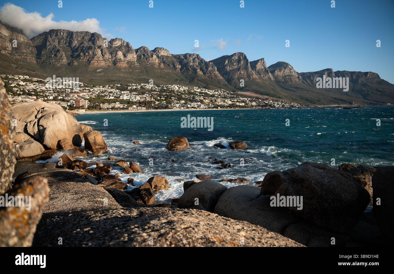 Vista di Camps Bay dalle Rocks, città del Capo vicino a Maiden Cove. Foto Stock